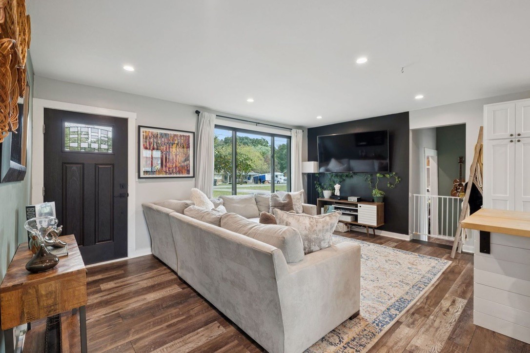 2210 Lynwood Dr