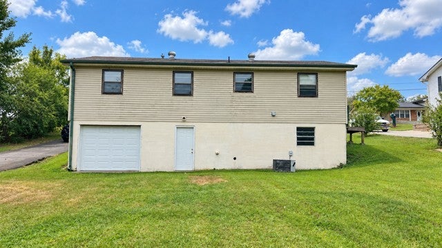 1645 Falcon Dr SE - Photo 3