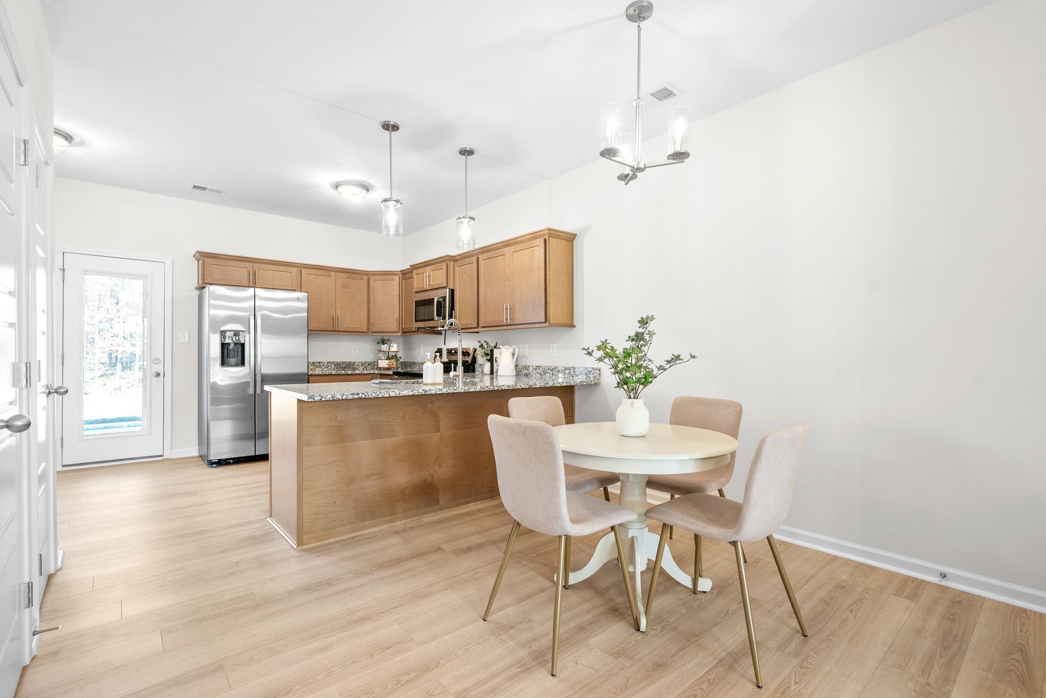 Clarksville, Tennessee 37043, United States, 2 Bedrooms Bedrooms, ,3 BathroomsBathrooms,Residential,Pending,110065