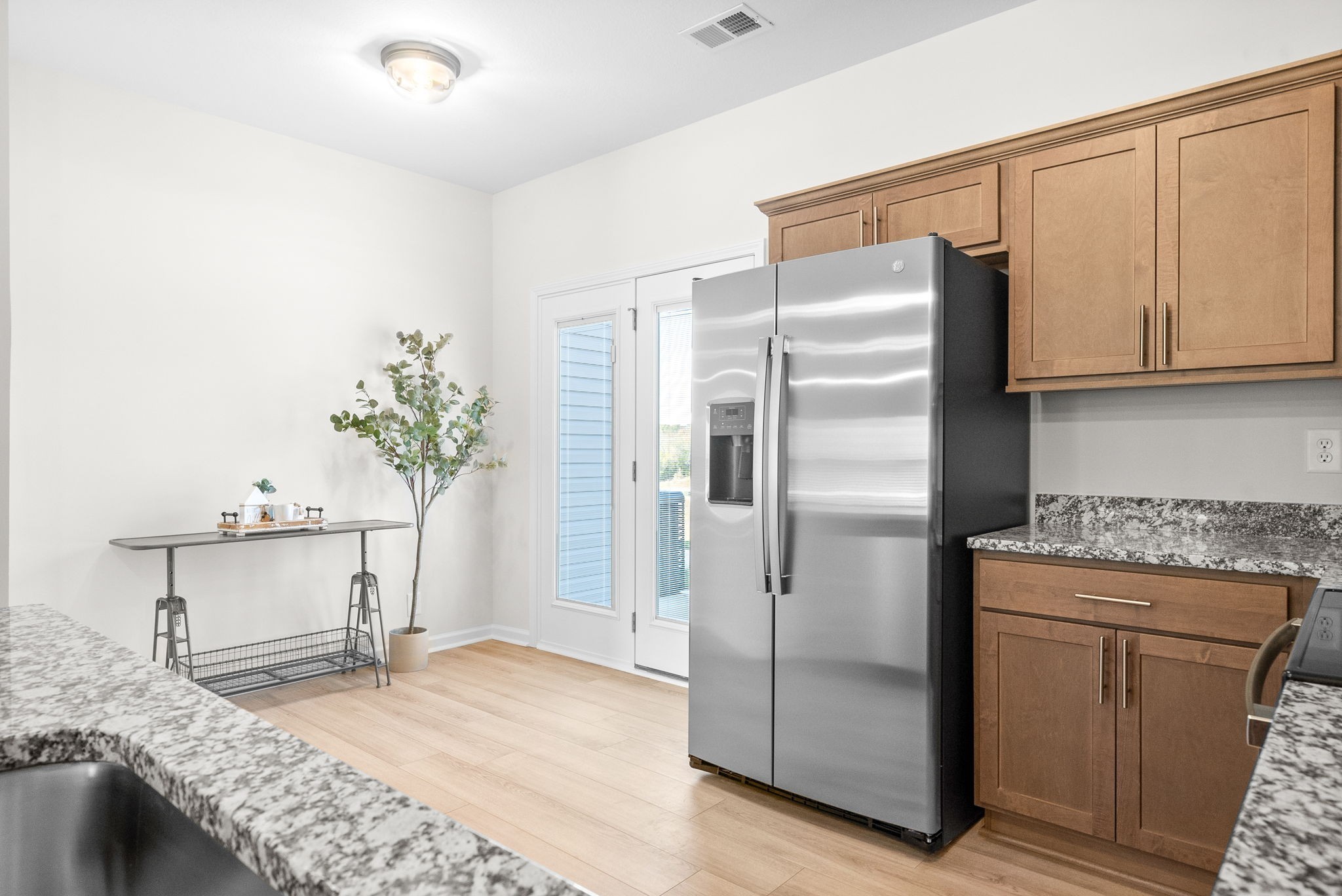 Clarksville, Tennessee 37043, United States, 2 Bedrooms Bedrooms, ,3 BathroomsBathrooms,Residential,Pending,110065