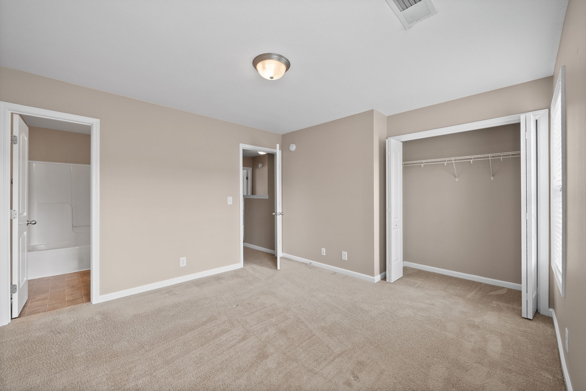Clarksville, Tennessee 37040, United States, 2 Bedrooms Bedrooms, ,3 BathroomsBathrooms,Residential,Active,93192