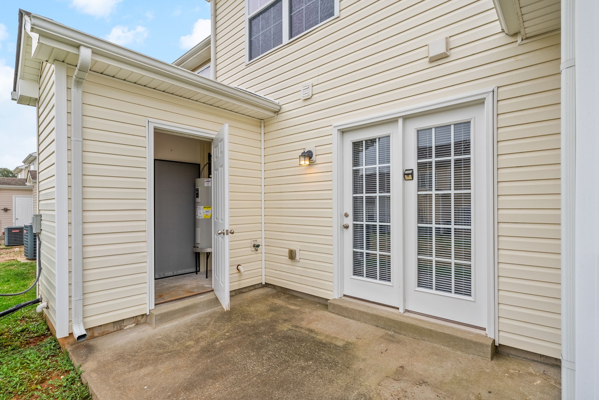 Clarksville, Tennessee 37040, United States, 2 Bedrooms Bedrooms, ,3 BathroomsBathrooms,Residential,Active,93192
