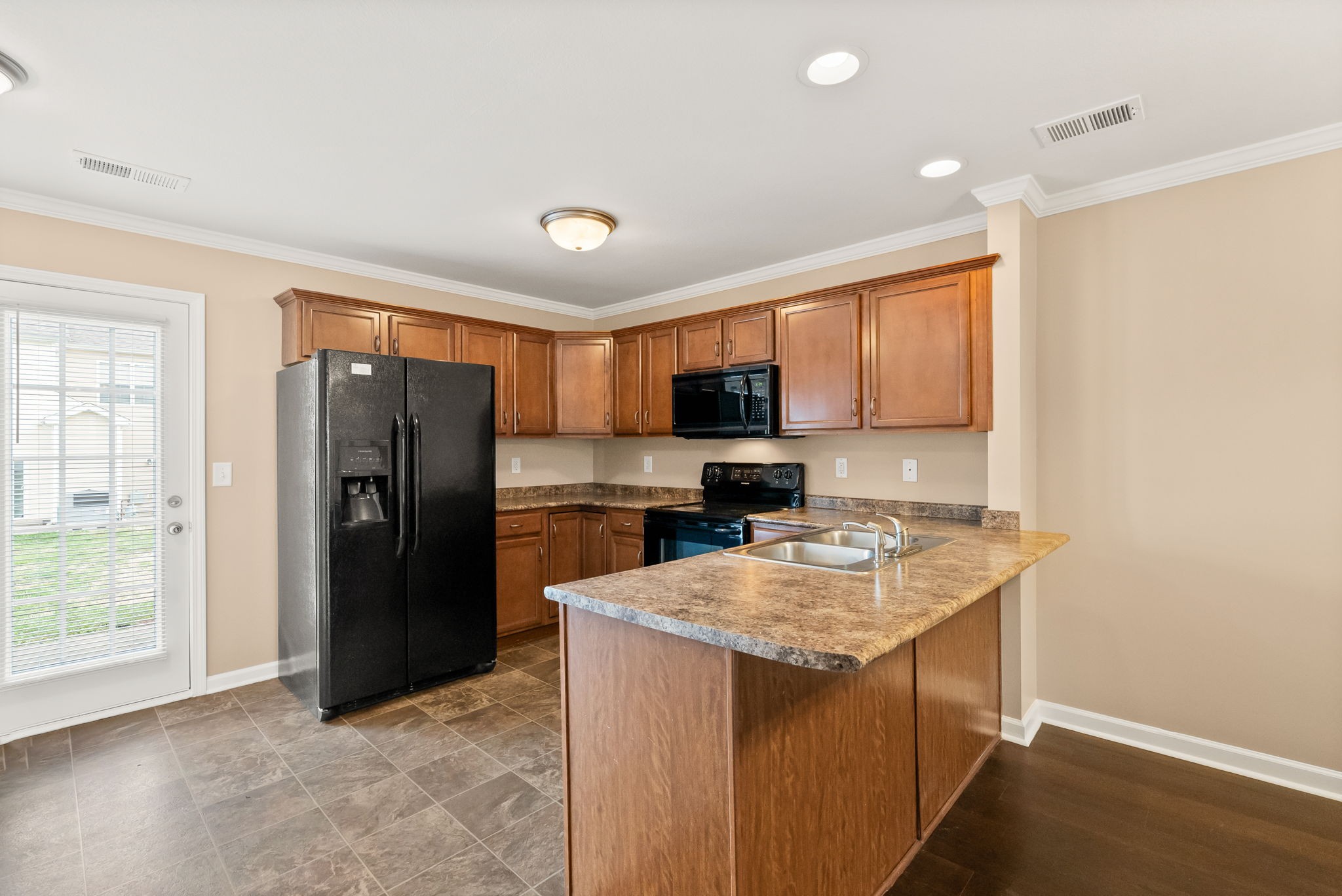Clarksville, Tennessee 37040, United States, 2 Bedrooms Bedrooms, ,3 BathroomsBathrooms,Residential,Active,93192