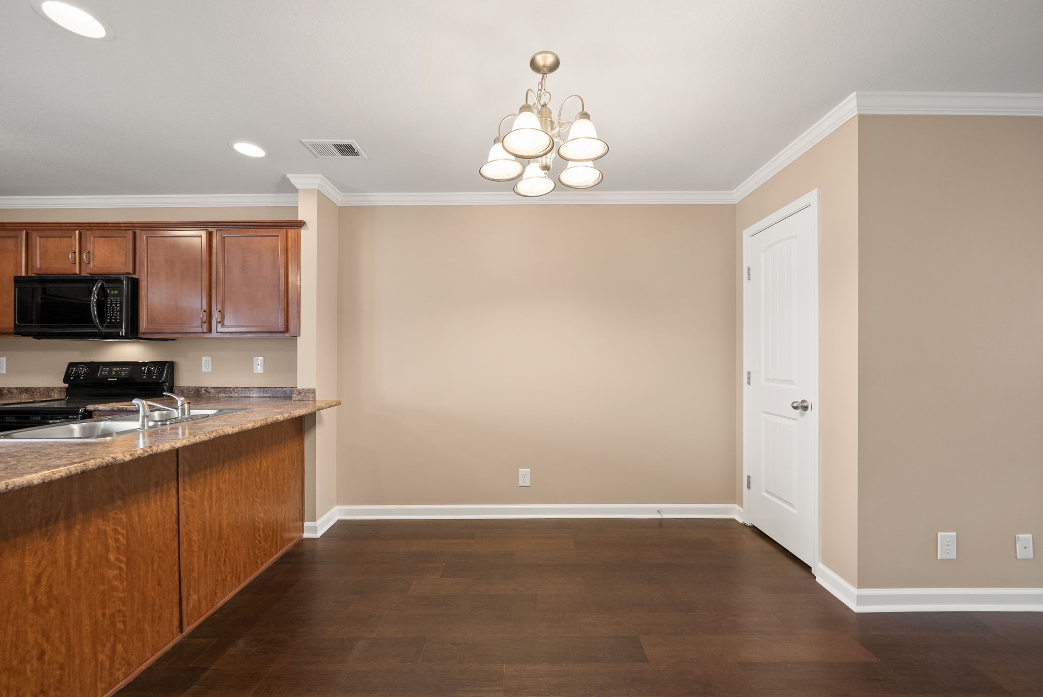 Clarksville, Tennessee 37040, United States, 2 Bedrooms Bedrooms, ,3 BathroomsBathrooms,Residential,Active,93192