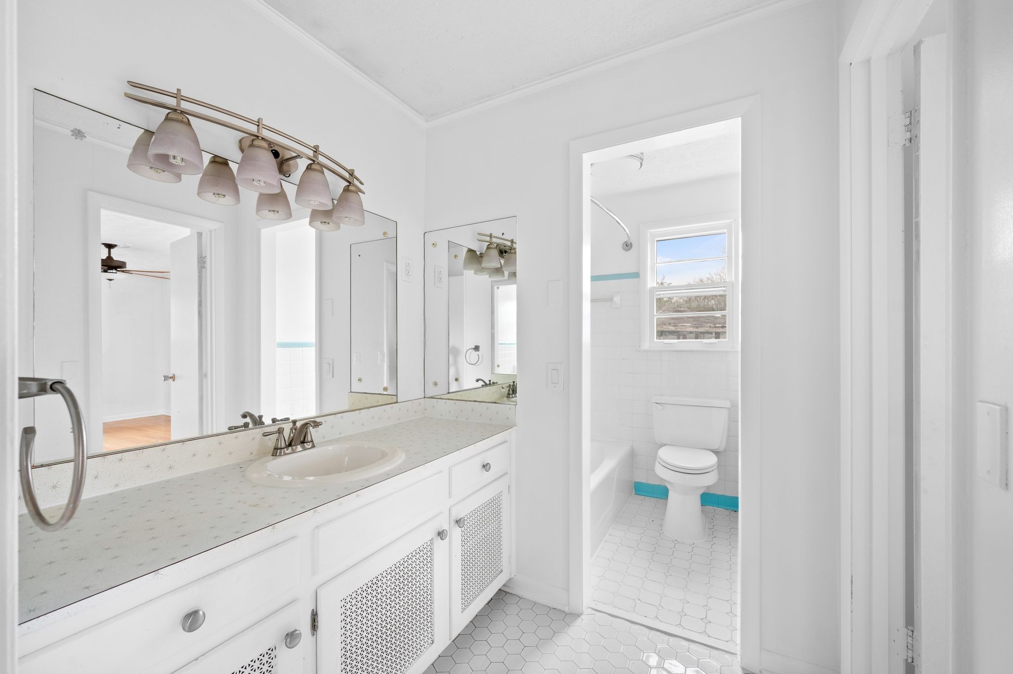 Nashville, Tennessee 37209, United States, 4 Bedrooms Bedrooms, ,2 BathroomsBathrooms,Residential,Active,252218