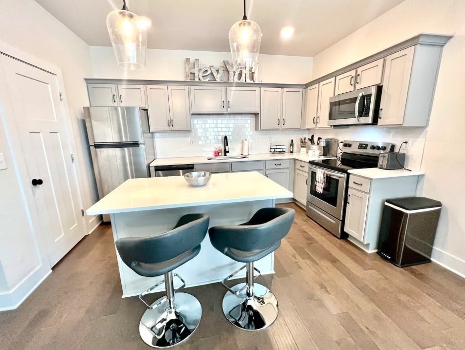 450 Glastonbury Rd 6
