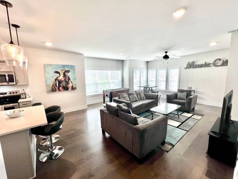 450 Glastonbury Rd 6