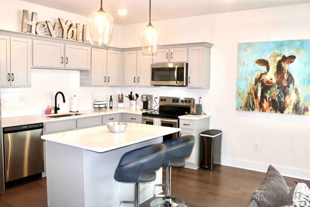 450 Glastonbury Rd 6