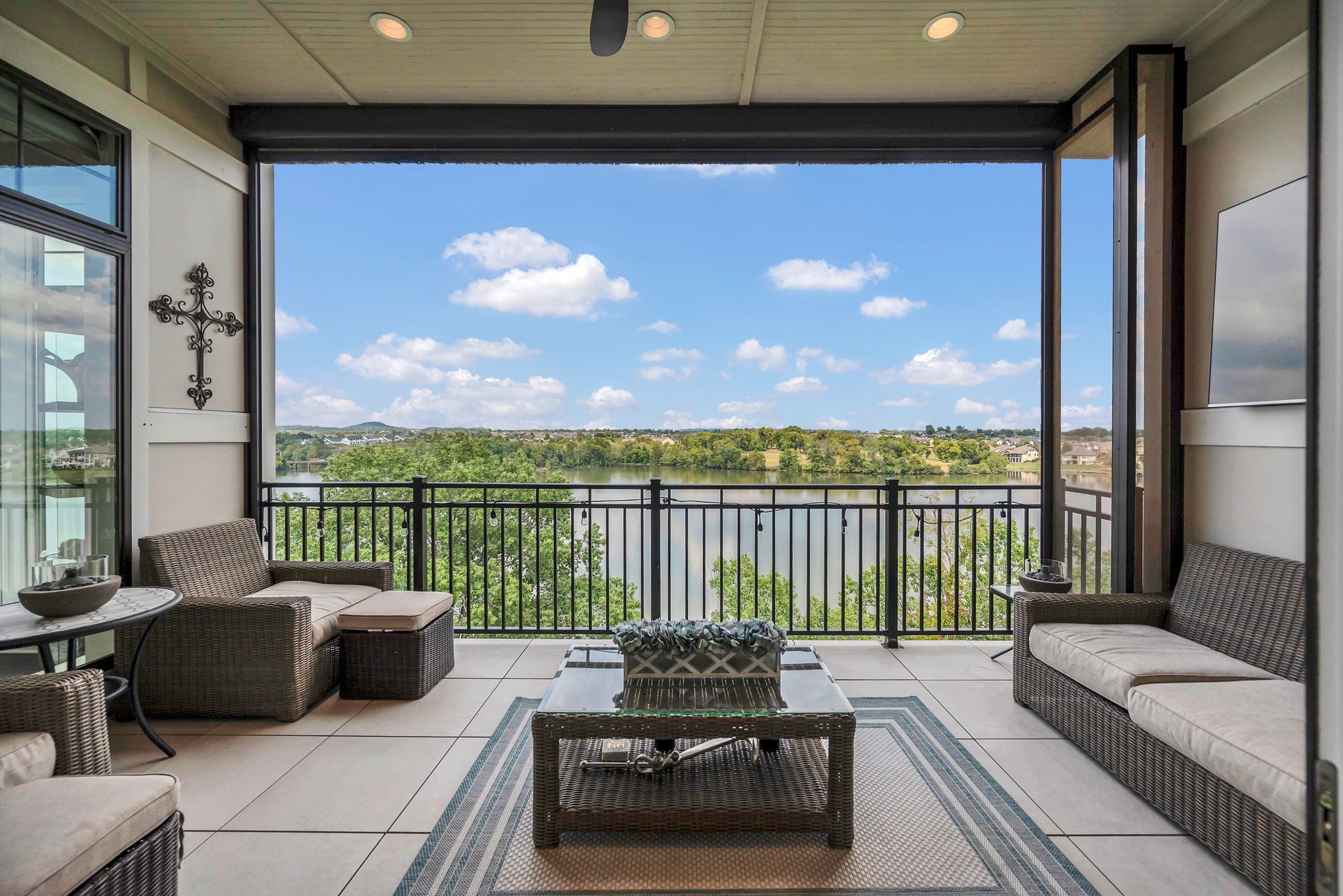 1024 Club View Dr F401
