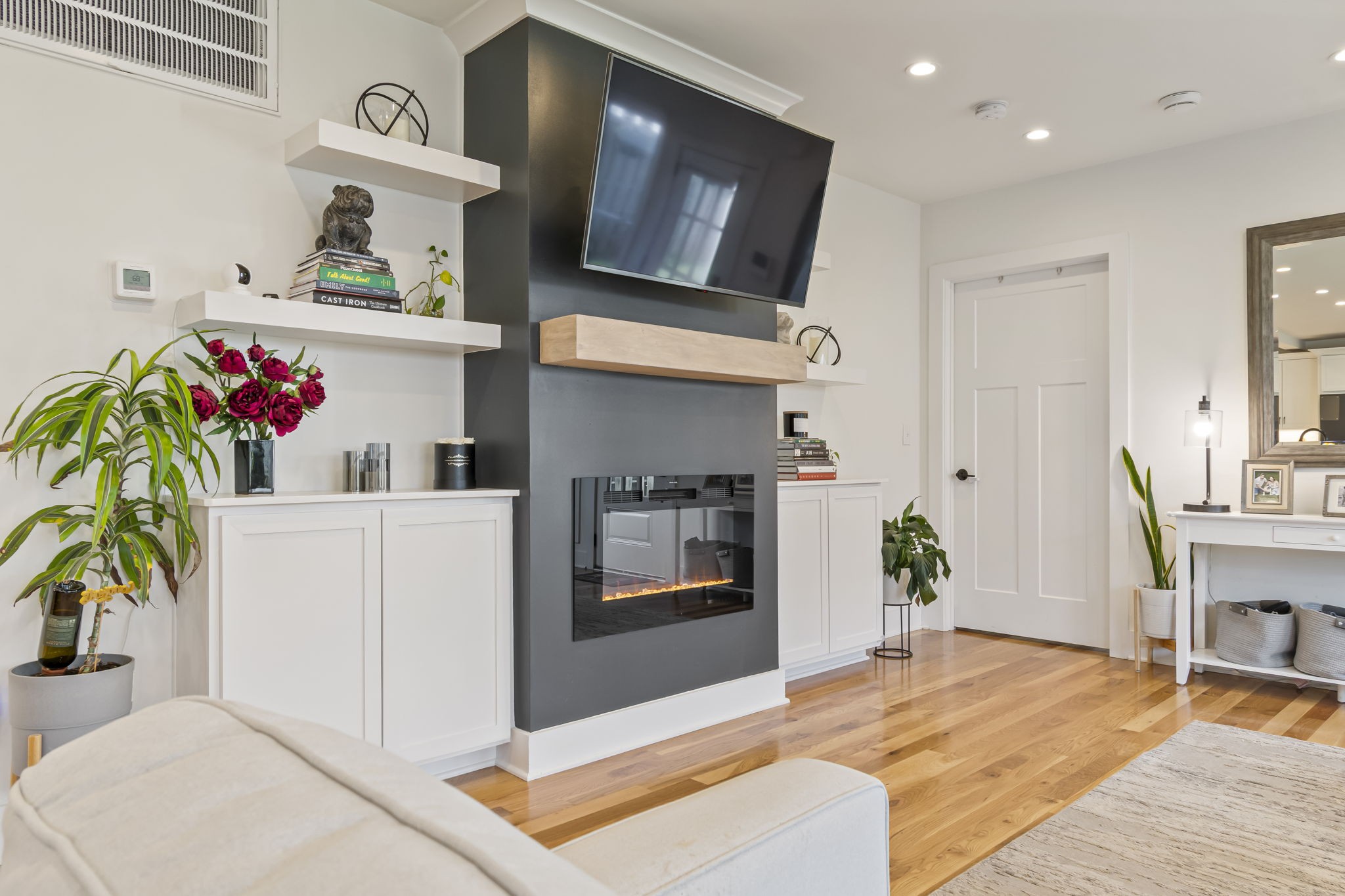 Nashville, Tennessee 37208, United States, 3 Bedrooms Bedrooms, ,3 BathroomsBathrooms,Residential,Coming Soon,241305