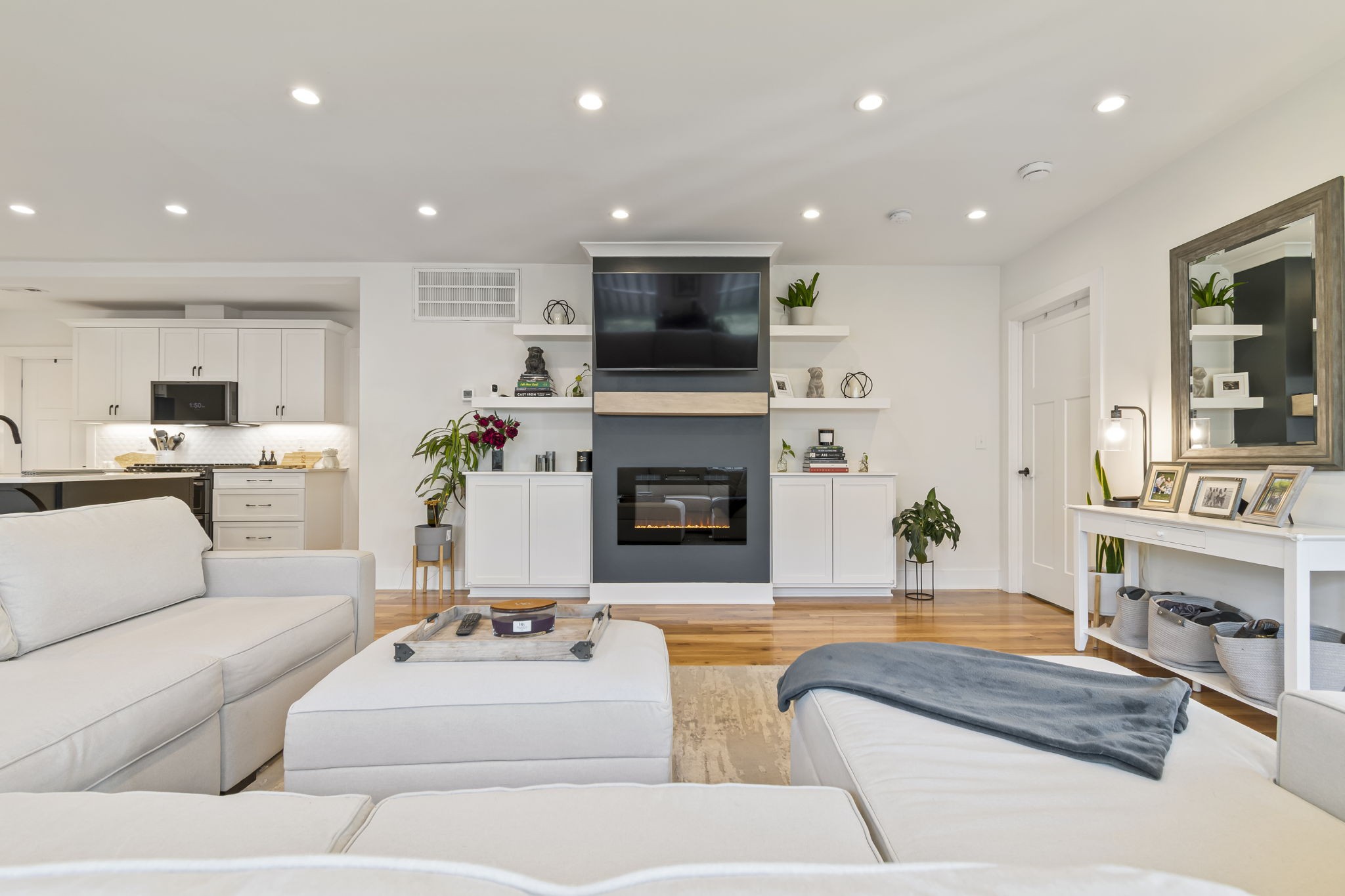 Nashville, Tennessee 37208, United States, 3 Bedrooms Bedrooms, ,3 BathroomsBathrooms,Residential,Coming Soon,241305