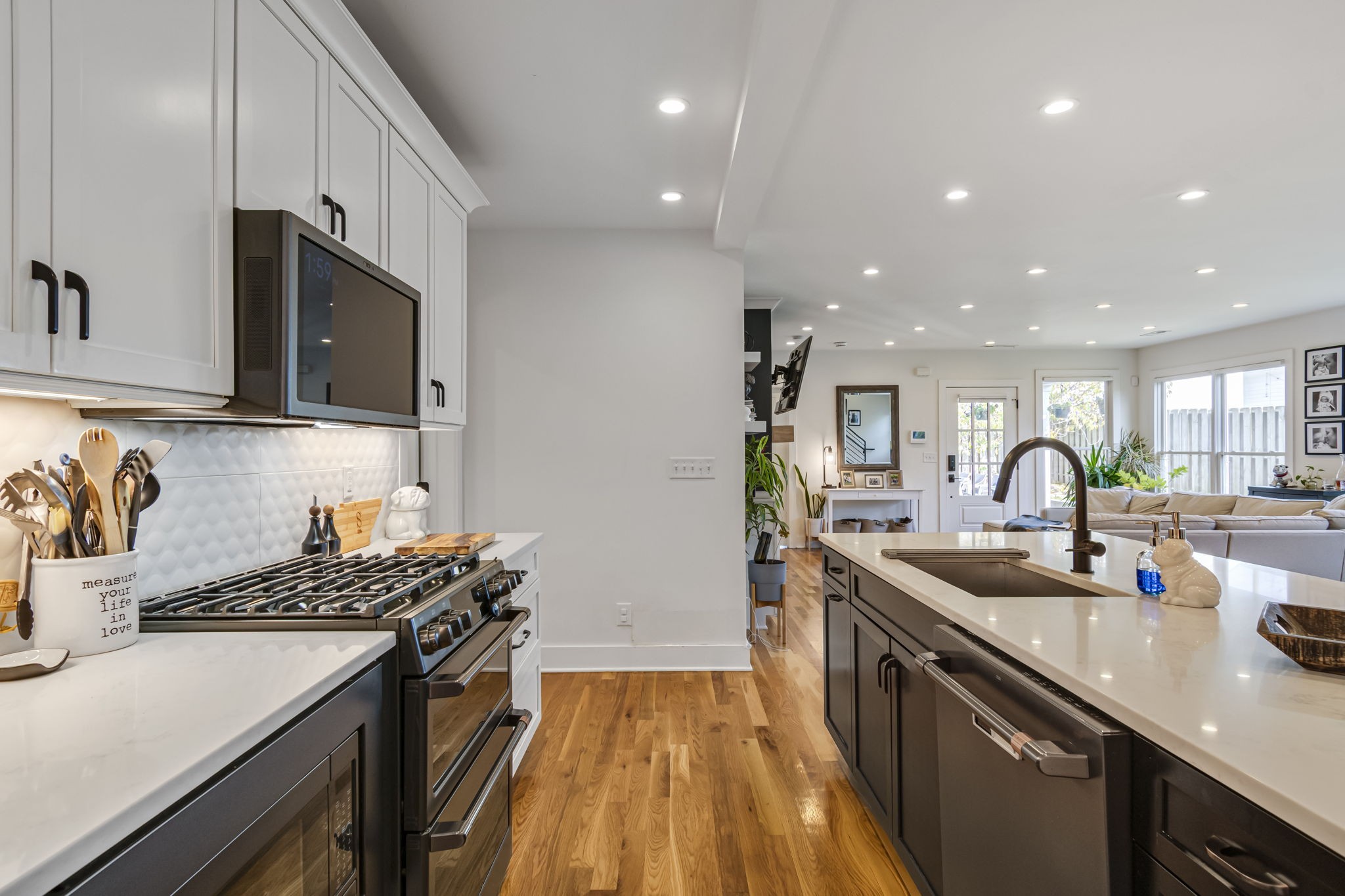 Nashville, Tennessee 37208, United States, 3 Bedrooms Bedrooms, ,3 BathroomsBathrooms,Residential,Coming Soon,241305