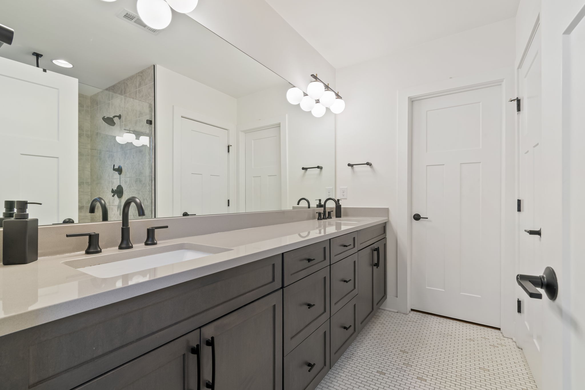 Nashville, Tennessee 37208, United States, 3 Bedrooms Bedrooms, ,3 BathroomsBathrooms,Residential,Coming Soon,241305