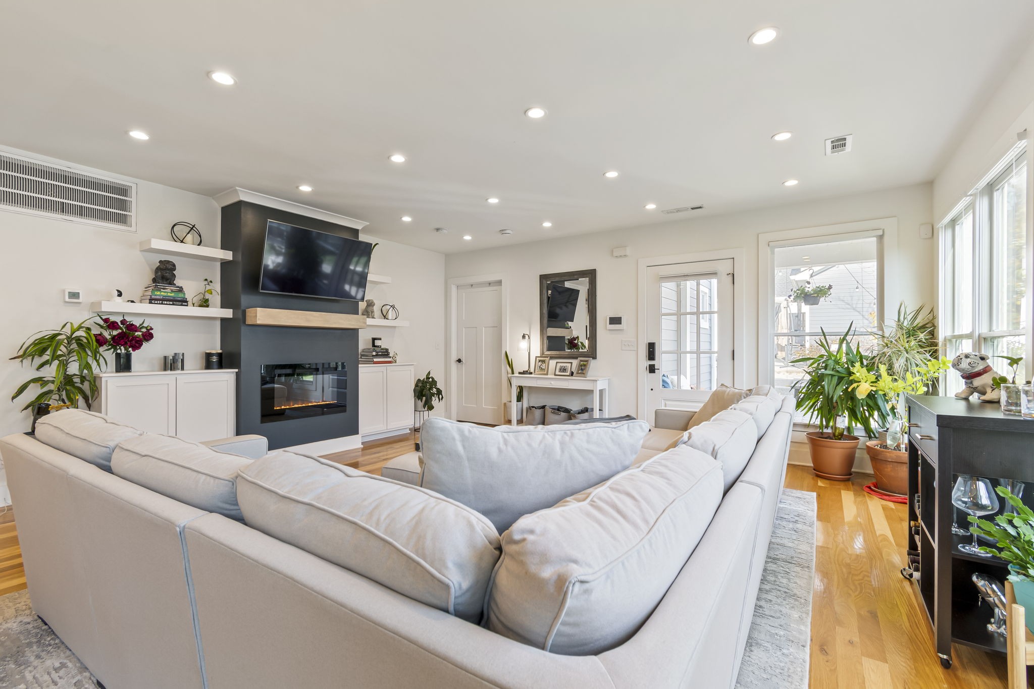 Nashville, Tennessee 37208, United States, 3 Bedrooms Bedrooms, ,3 BathroomsBathrooms,Residential,Coming Soon,241305