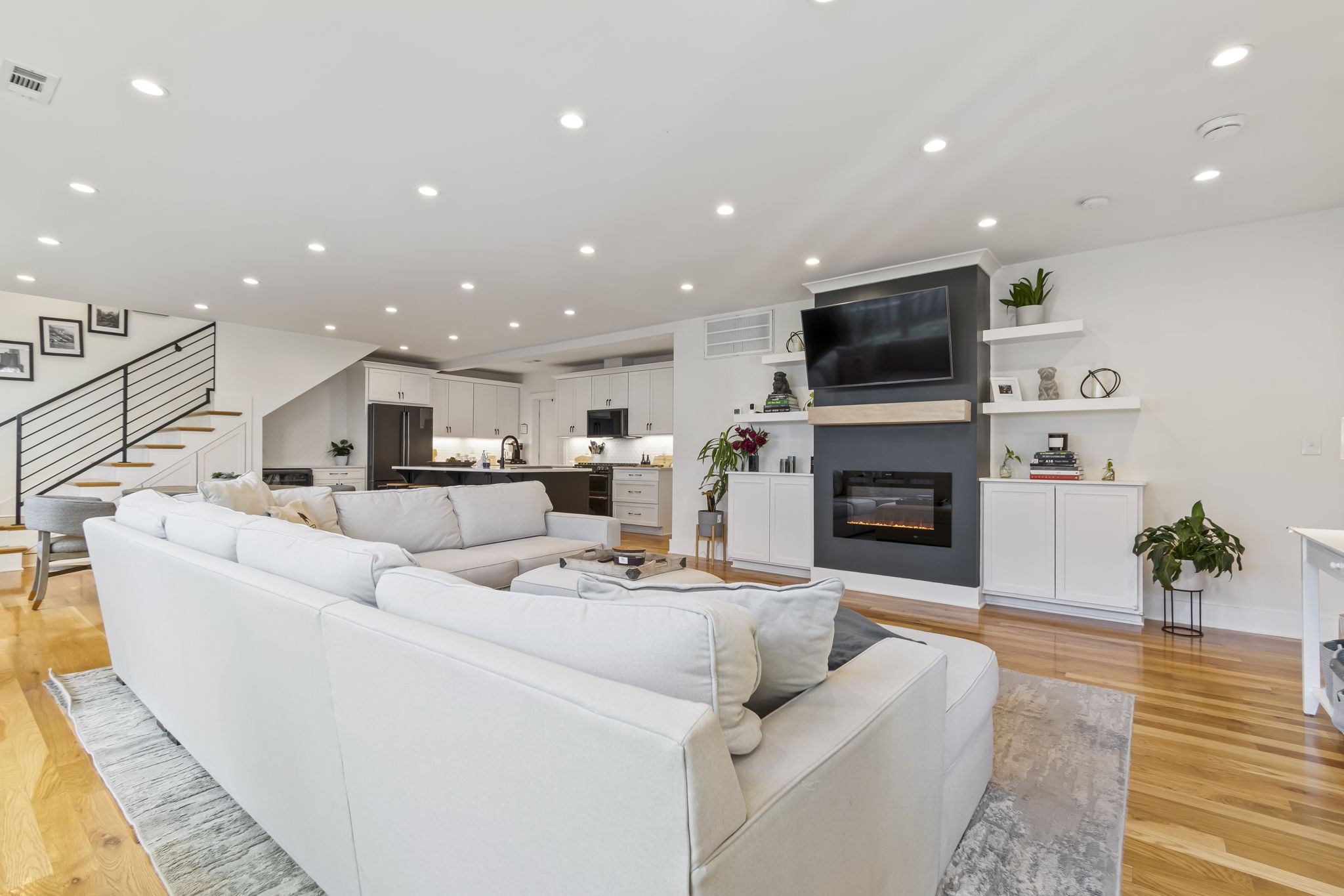 Nashville, Tennessee 37208, United States, 3 Bedrooms Bedrooms, ,3 BathroomsBathrooms,Residential,Coming Soon,241305