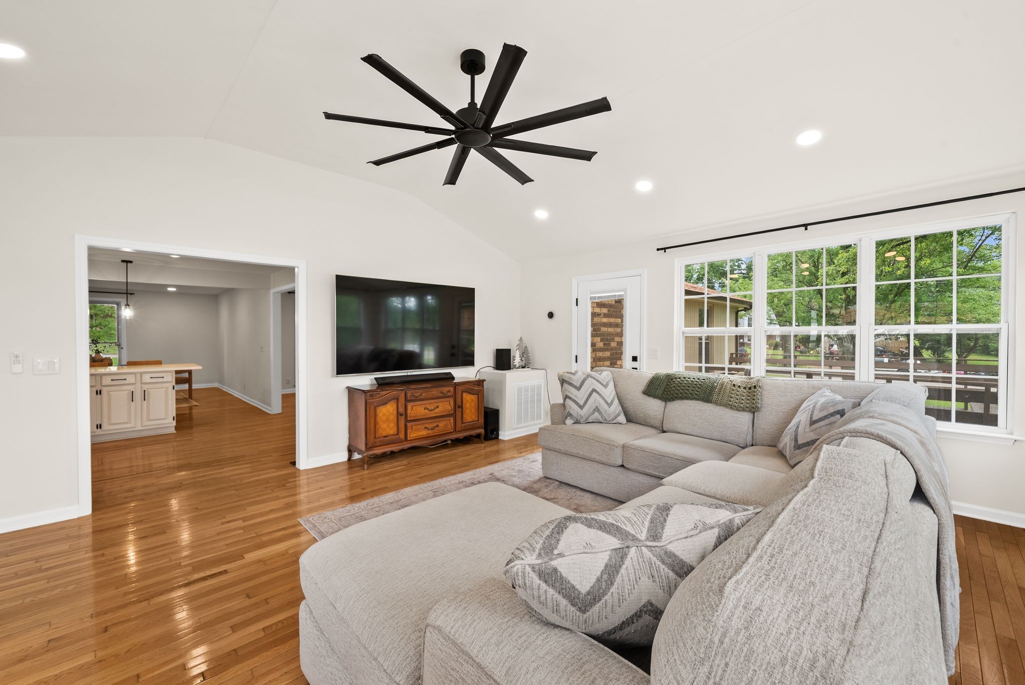 1301 Rivermont Dr