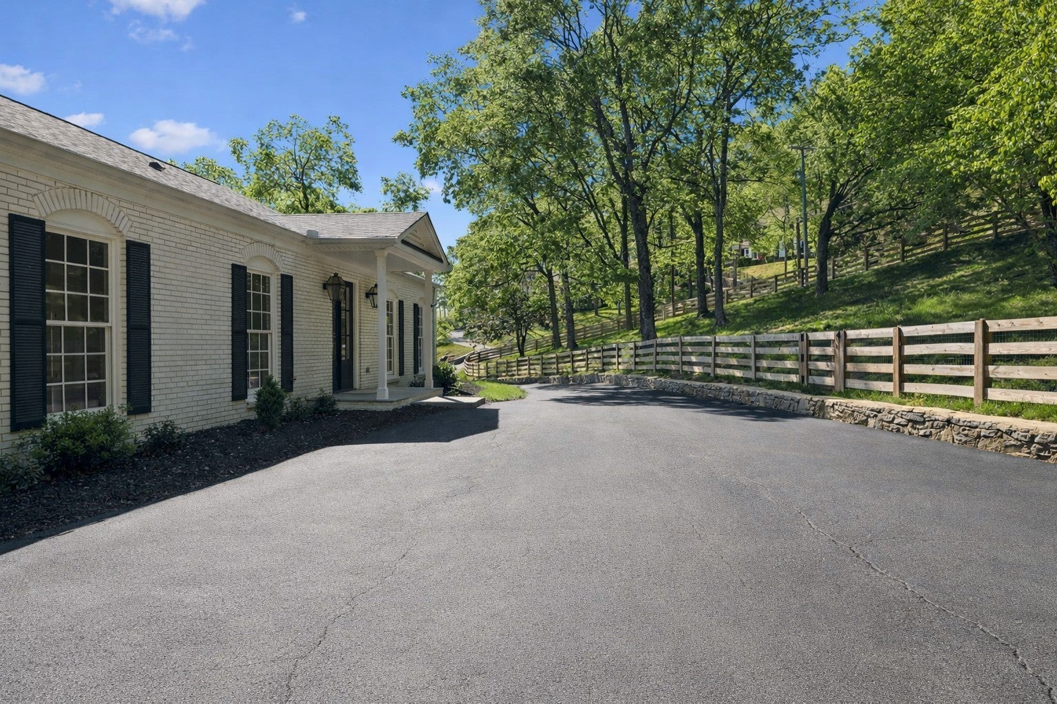 5622 Hillview Dr
