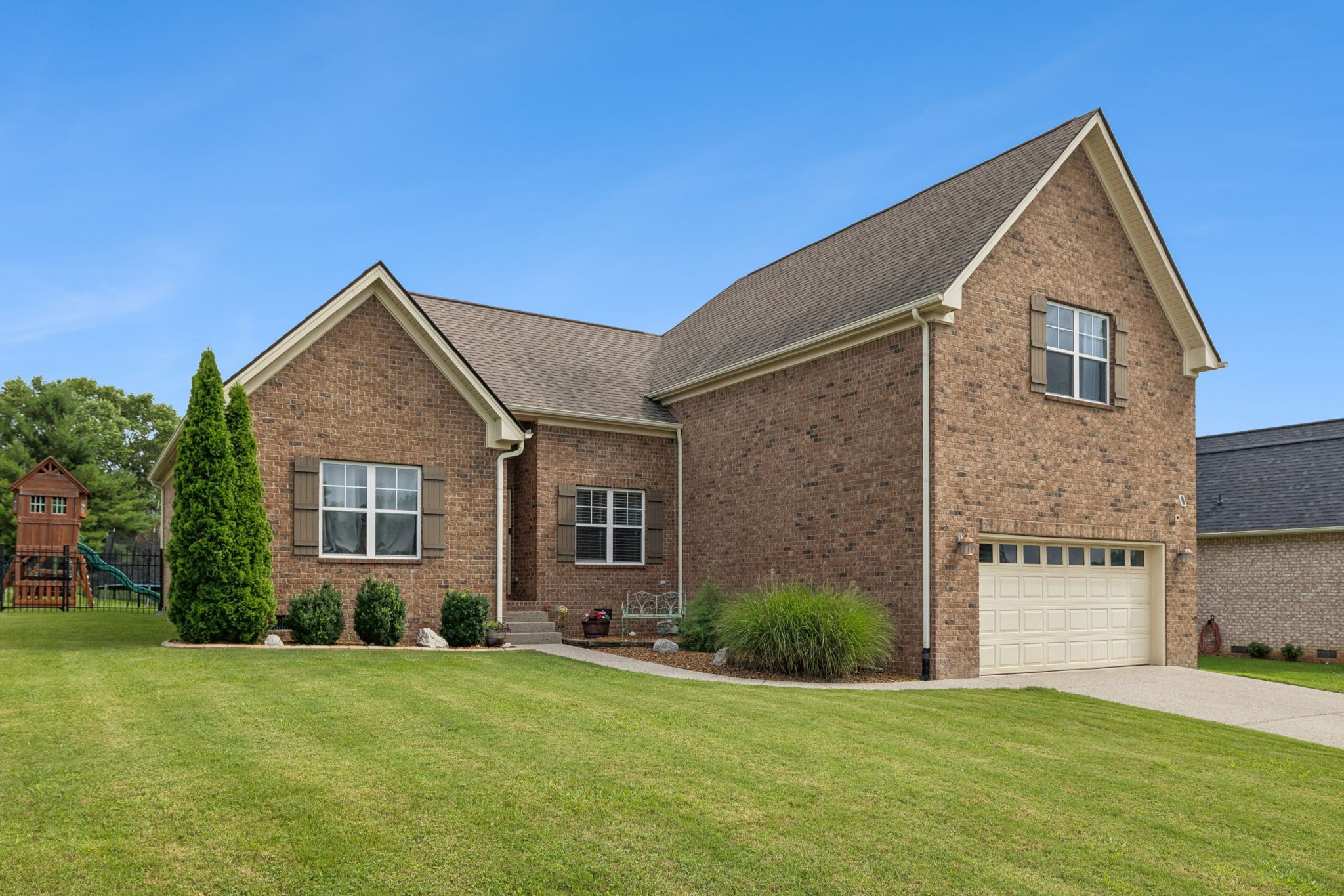 3022 Honeysuckle Dr