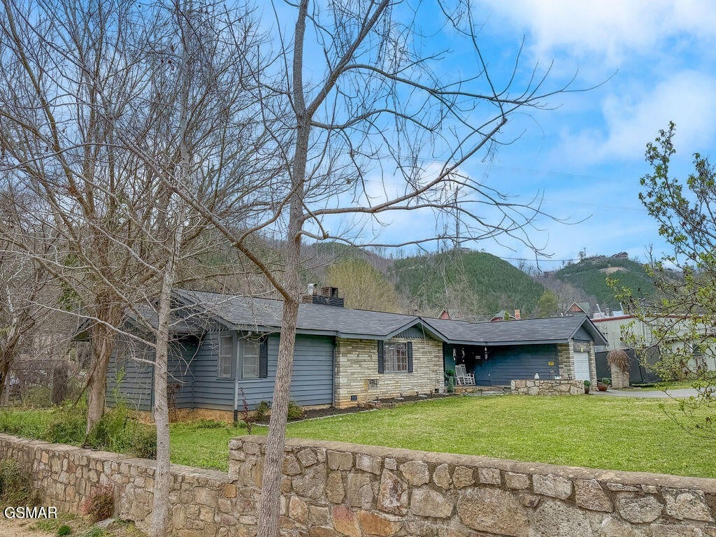 1203 Foxwood Drive
