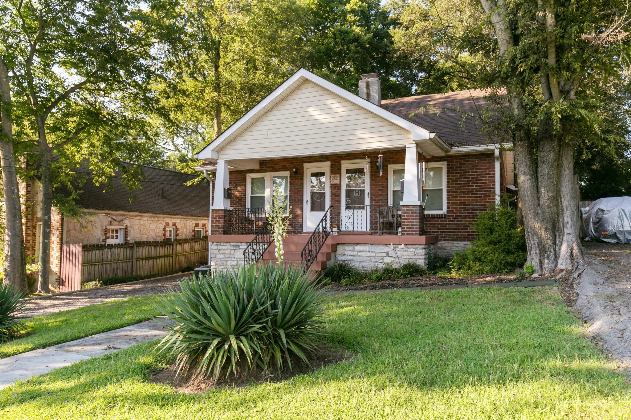 208 Rayon Dr