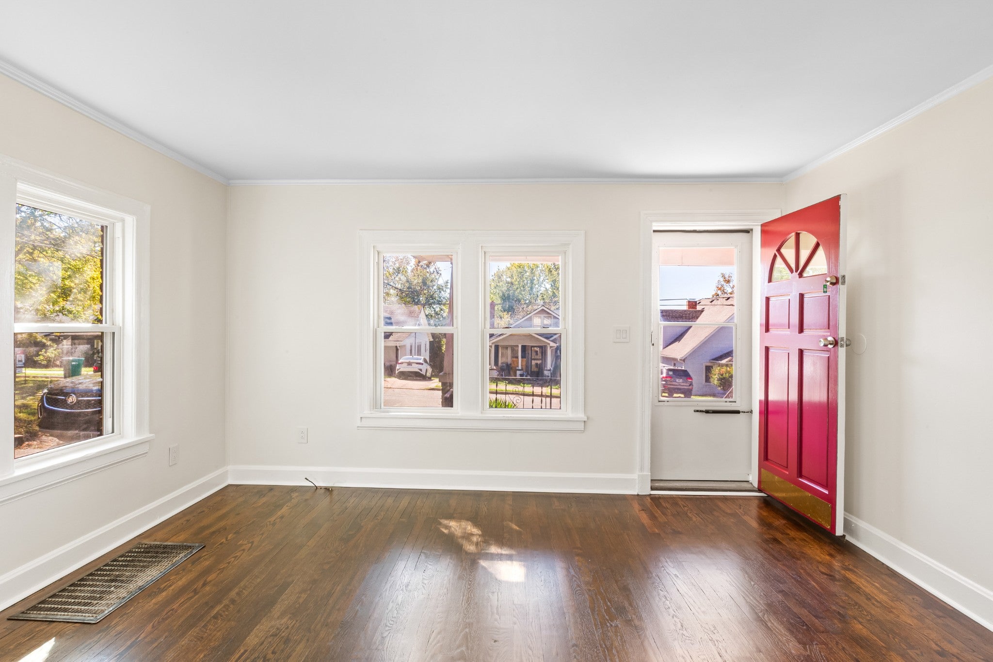 208 Rayon Dr