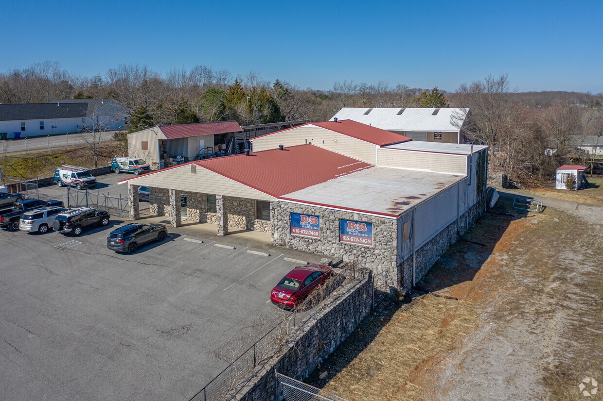 3327 Highway 31 W