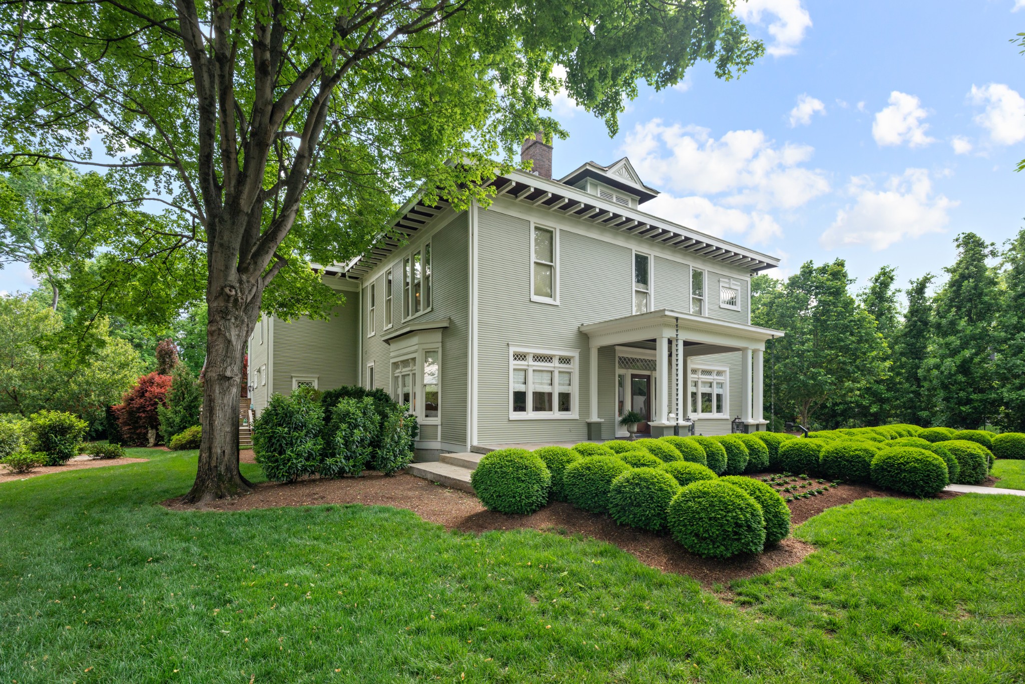 1015 Clifton Ln