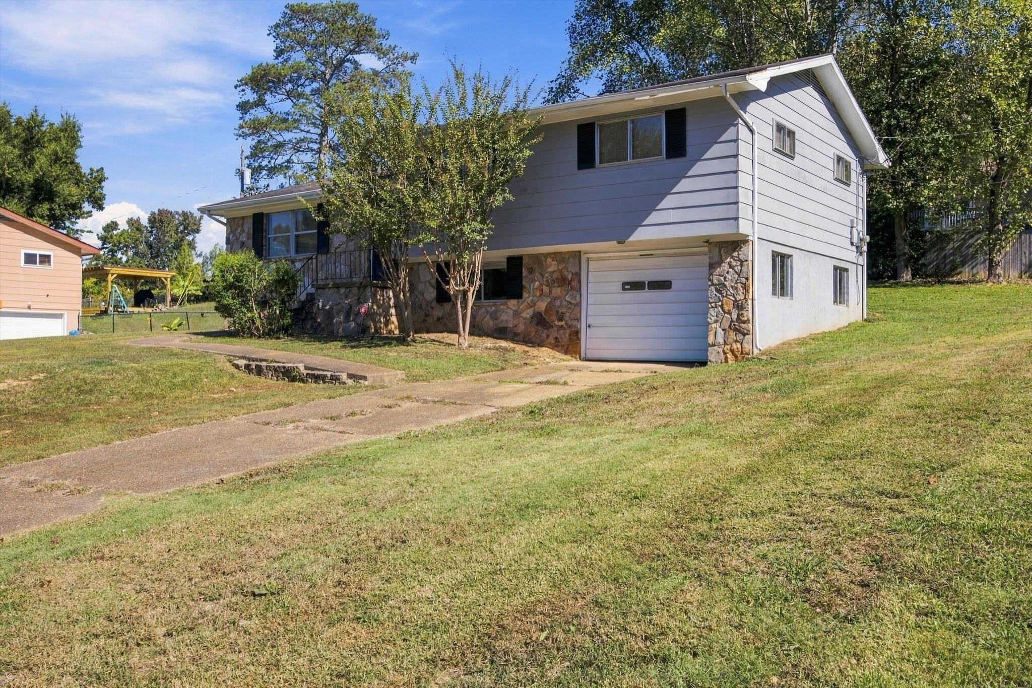 6005 Hillcrest Drive
