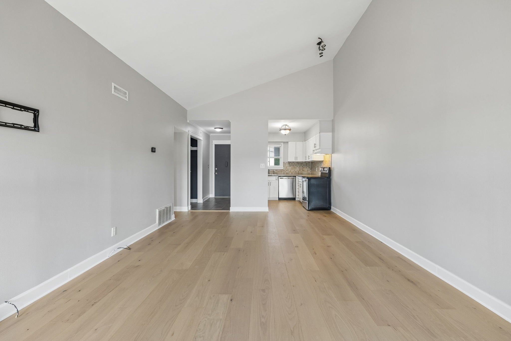 1900 Richard Jones Rd M4