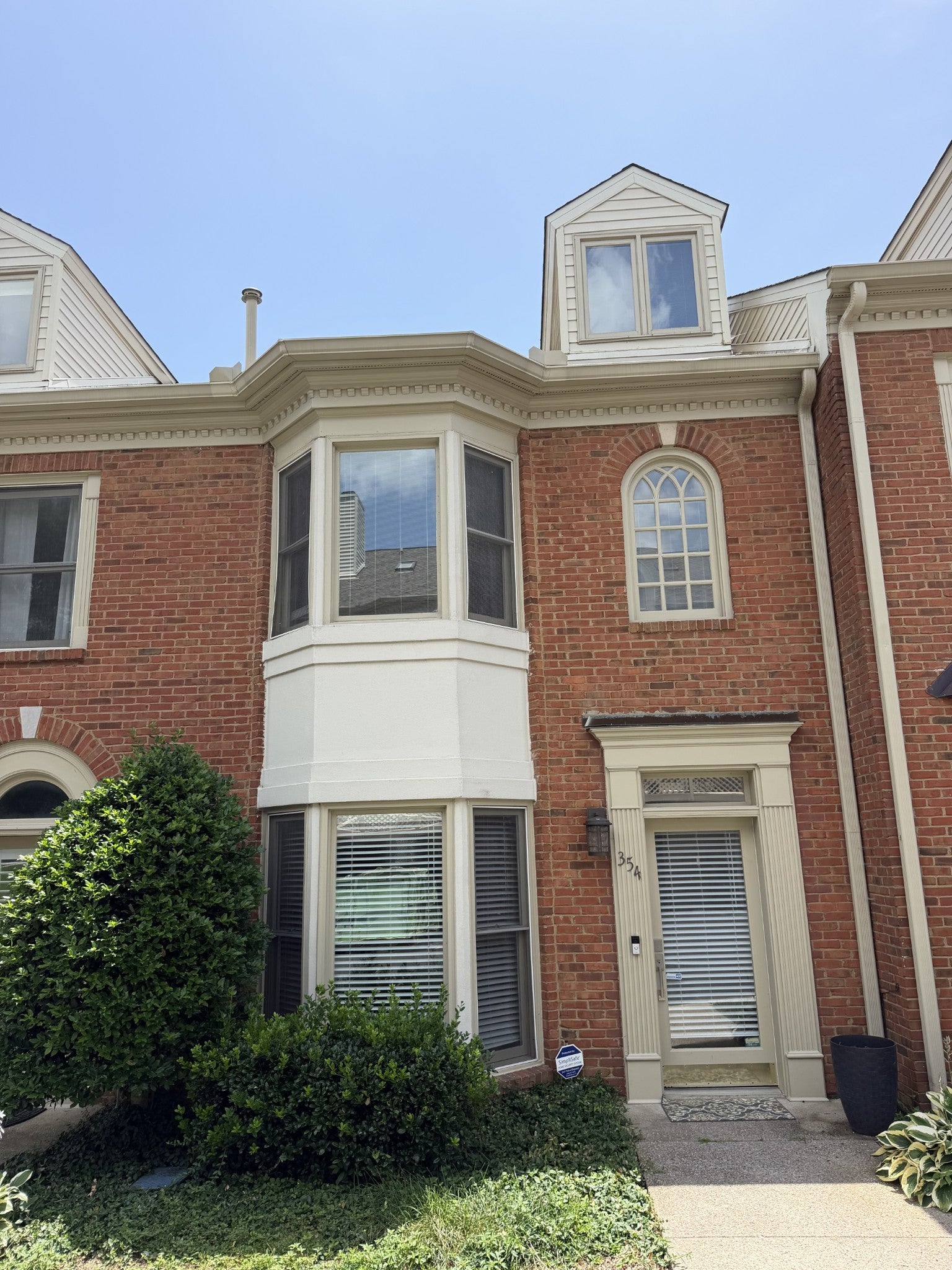 2.0-bed rental at 354 Ardsley Pl