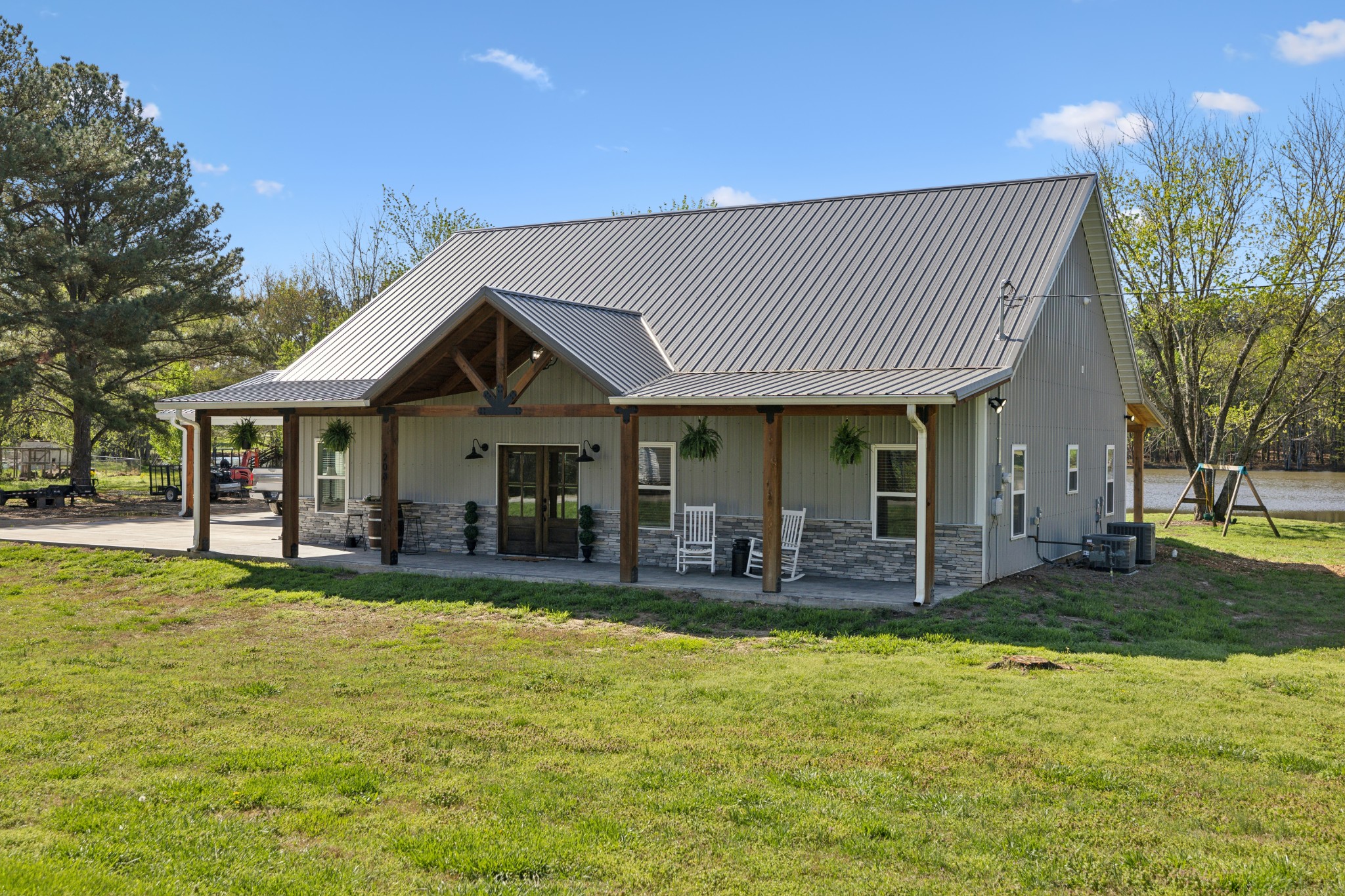 208 Lakeview Dr