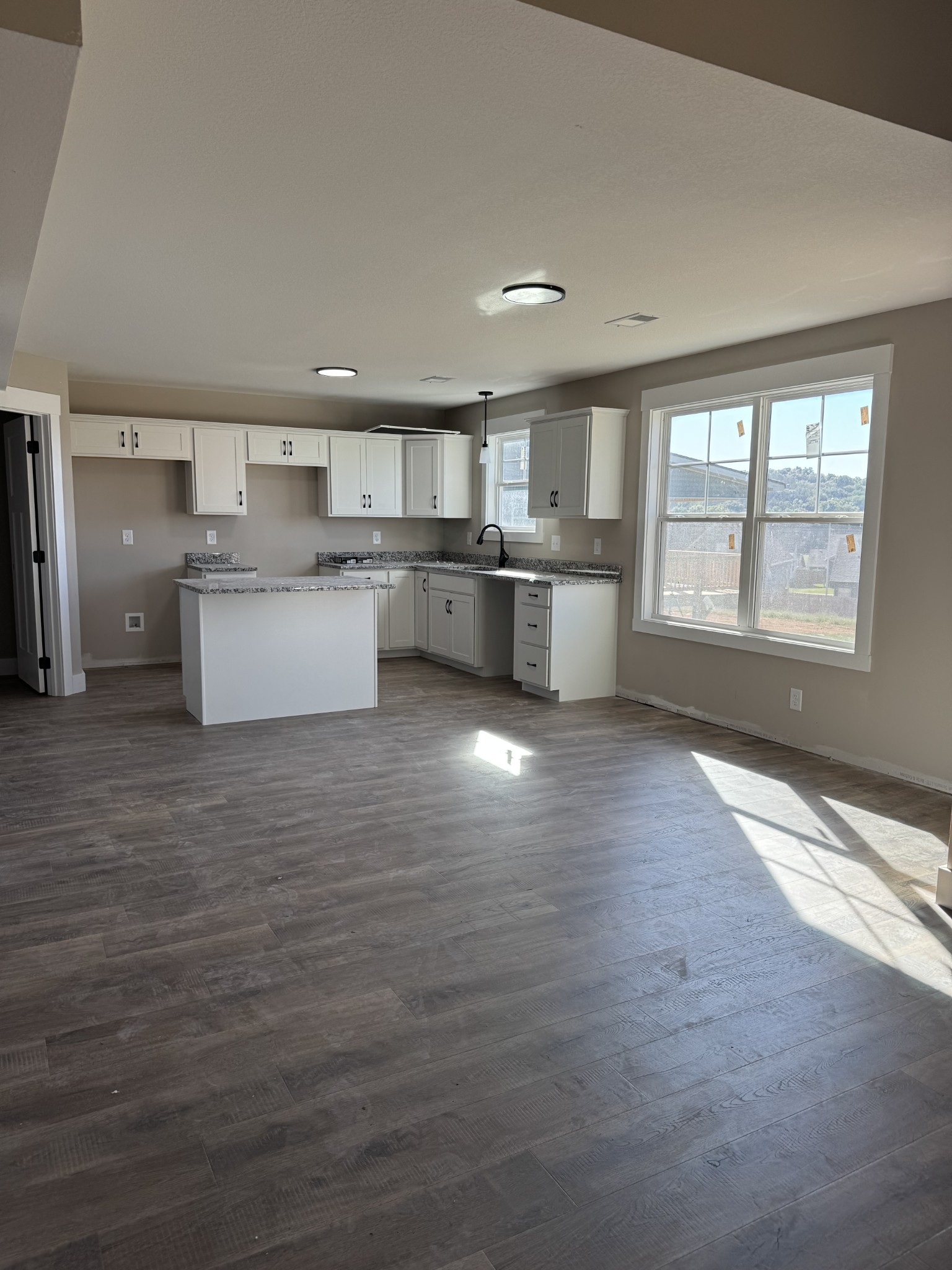 Clarksville, Tennessee 37040, United States, 3 Bedrooms Bedrooms, ,3 BathroomsBathrooms,Residential,Active,196562