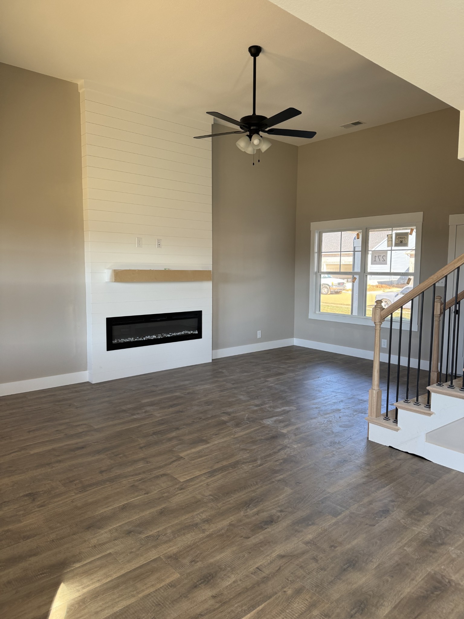 Clarksville, Tennessee 37040, United States, 3 Bedrooms Bedrooms, ,3 BathroomsBathrooms,Residential,Active,196562