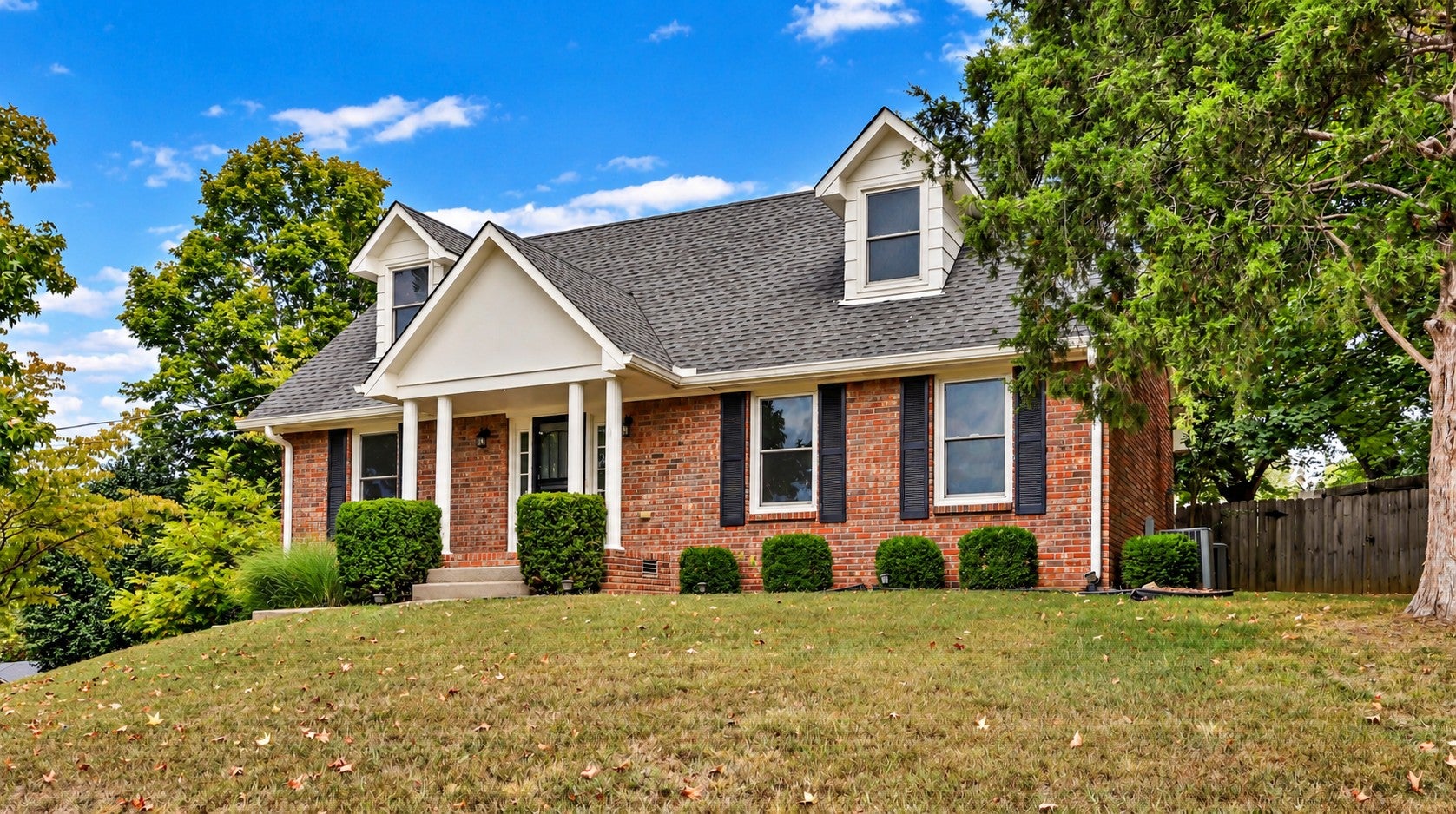 1245 Cloverdale Dr