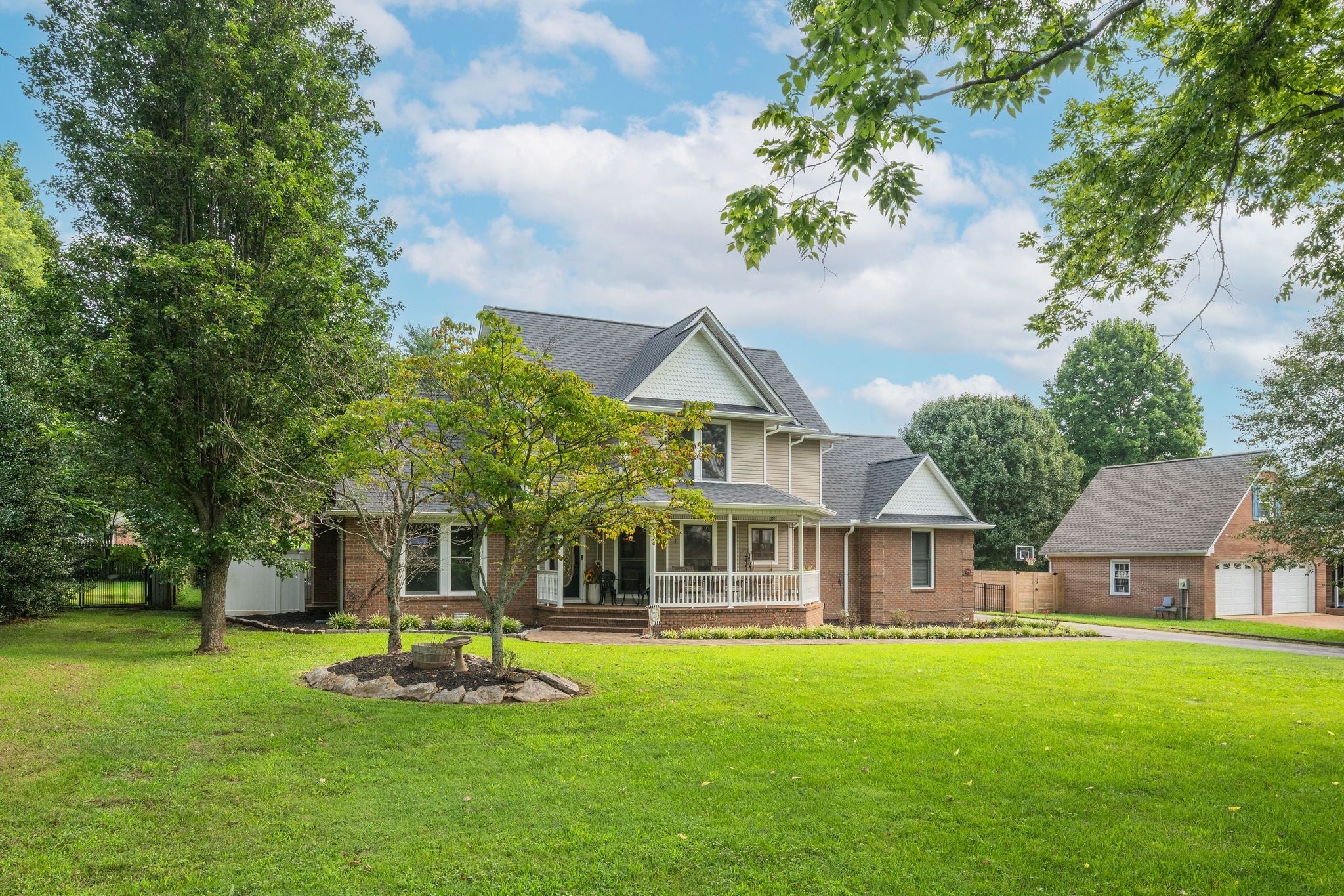 411 Sunnyside Ln