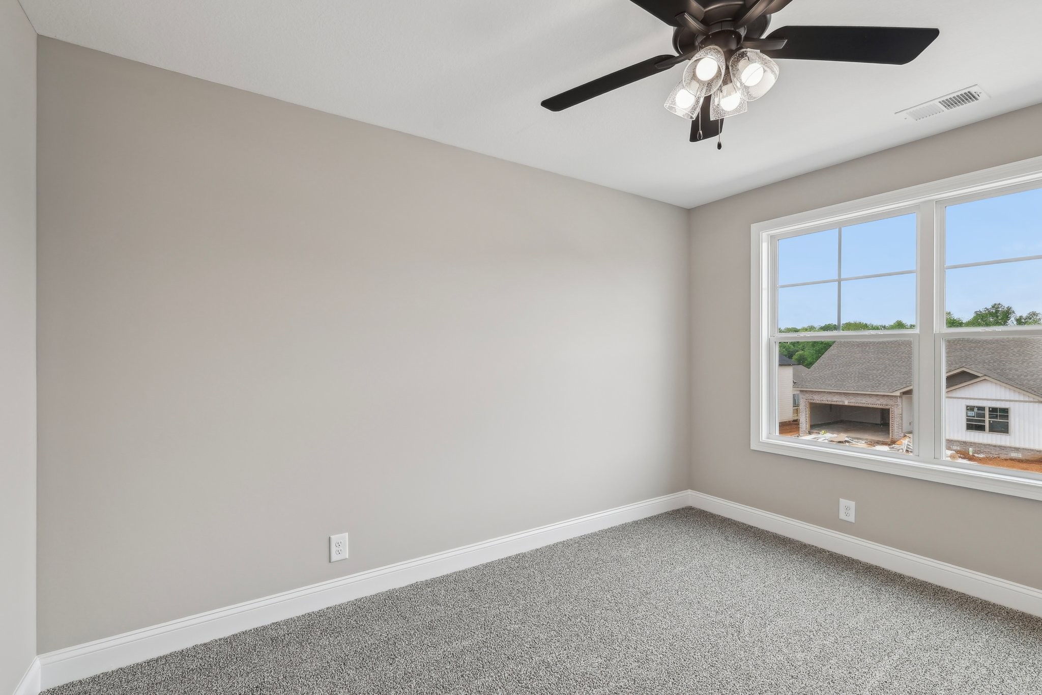 Clarksville, Tennessee 37040, United States, 5 Bedrooms Bedrooms, ,3 BathroomsBathrooms,Residential,Active,36374