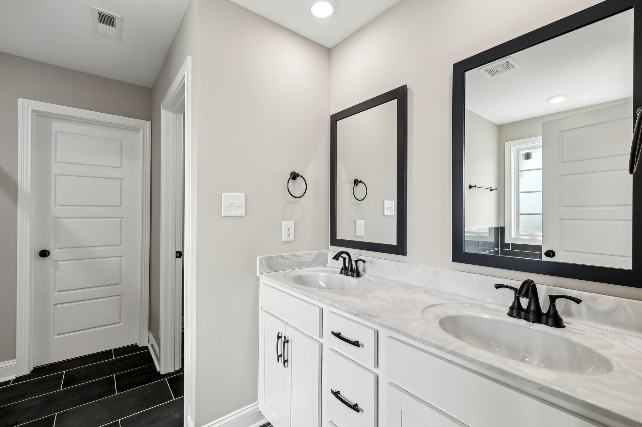 Clarksville, Tennessee 37040, United States, 5 Bedrooms Bedrooms, ,3 BathroomsBathrooms,Residential,Active,36374