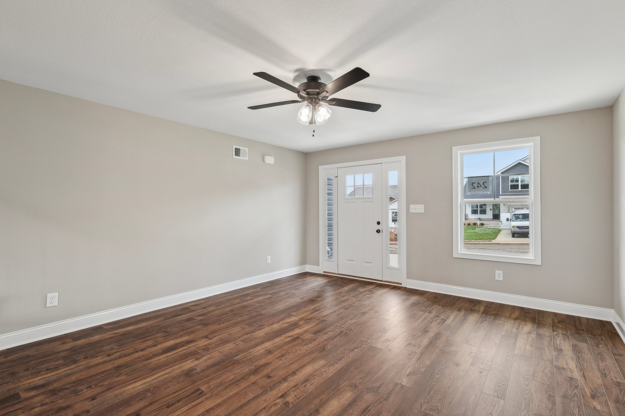 Clarksville, Tennessee 37040, United States, 5 Bedrooms Bedrooms, ,3 BathroomsBathrooms,Residential,Active,36374