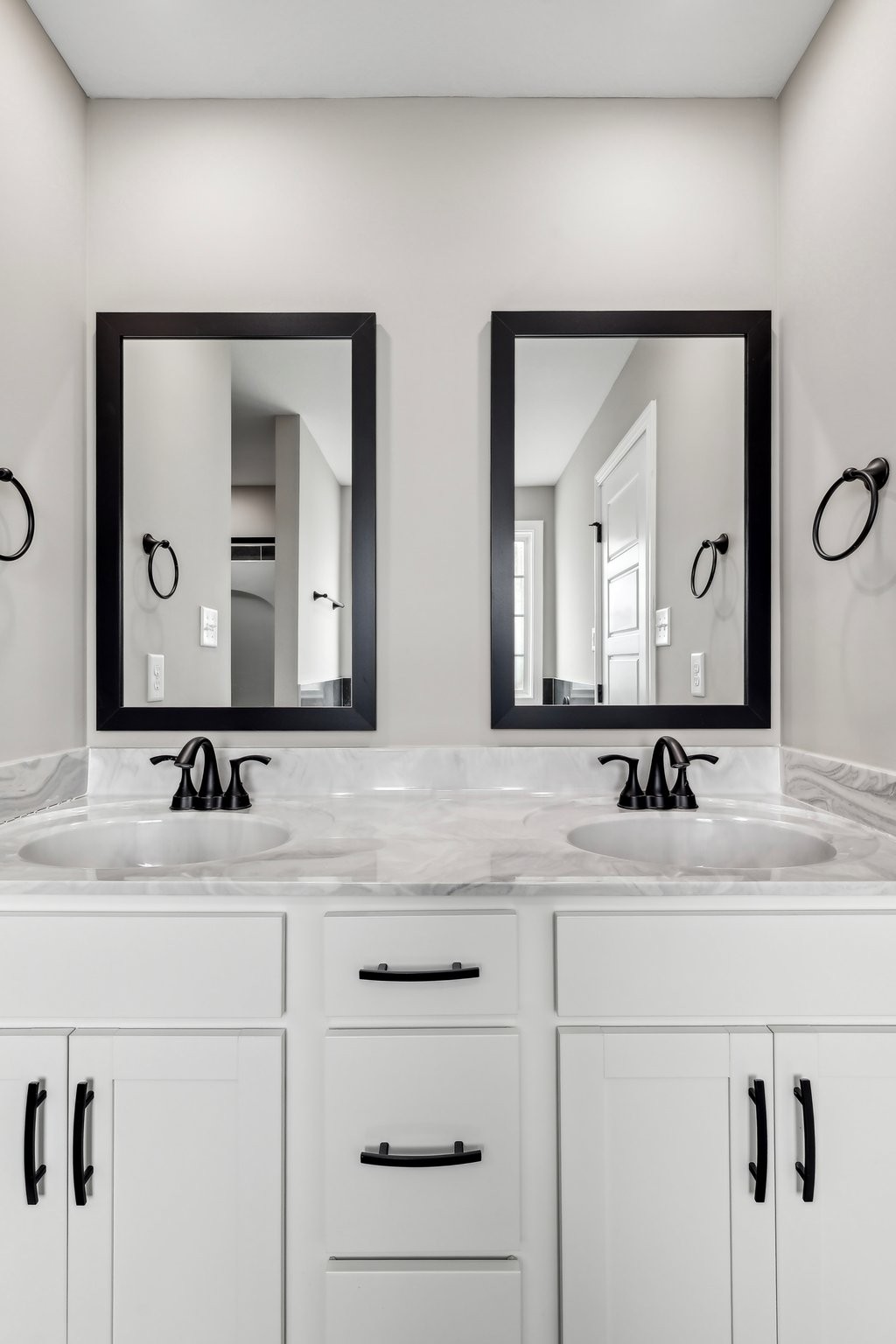 Clarksville, Tennessee 37040, United States, 5 Bedrooms Bedrooms, ,3 BathroomsBathrooms,Residential,Active,36374