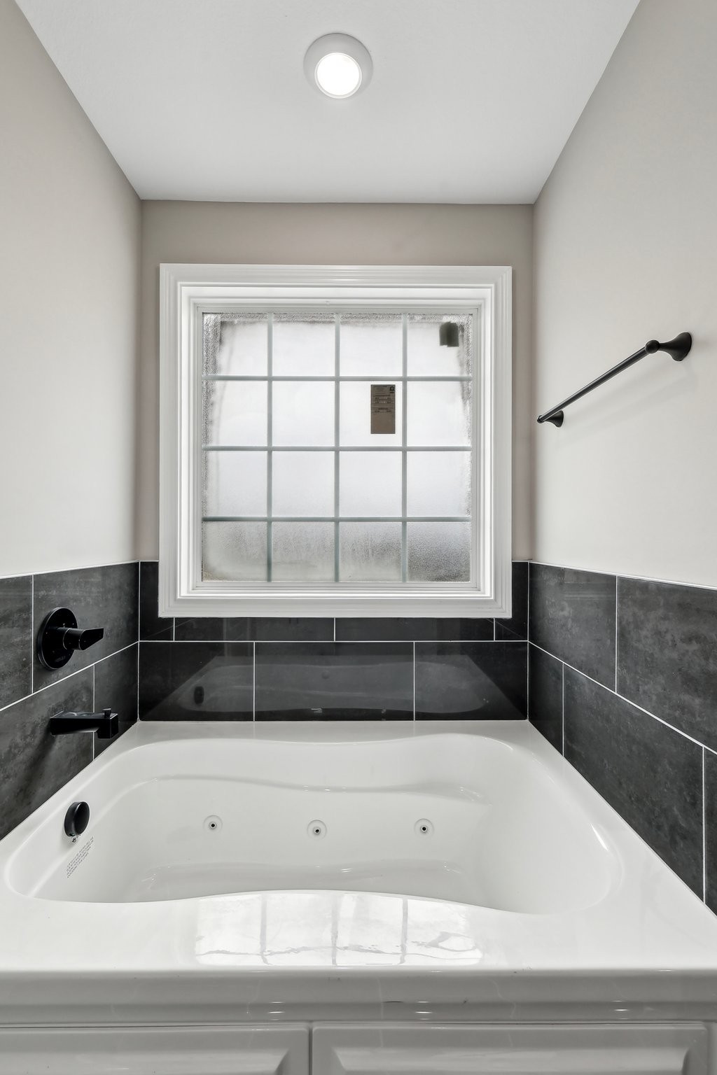 Clarksville, Tennessee 37040, United States, 5 Bedrooms Bedrooms, ,3 BathroomsBathrooms,Residential,Active,36374