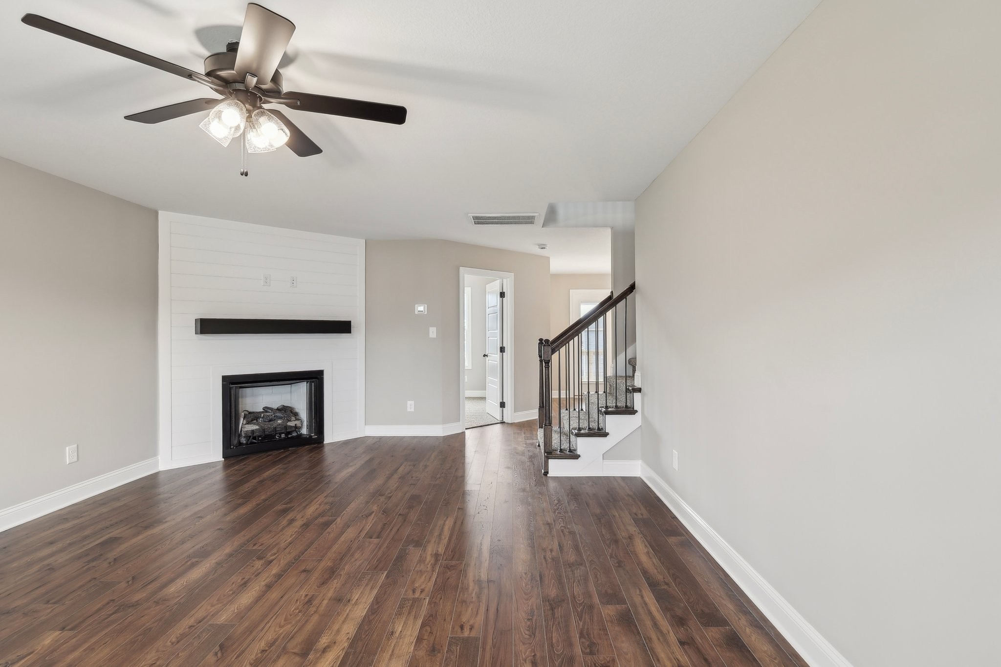 Clarksville, Tennessee 37040, United States, 5 Bedrooms Bedrooms, ,3 BathroomsBathrooms,Residential,Active,36374