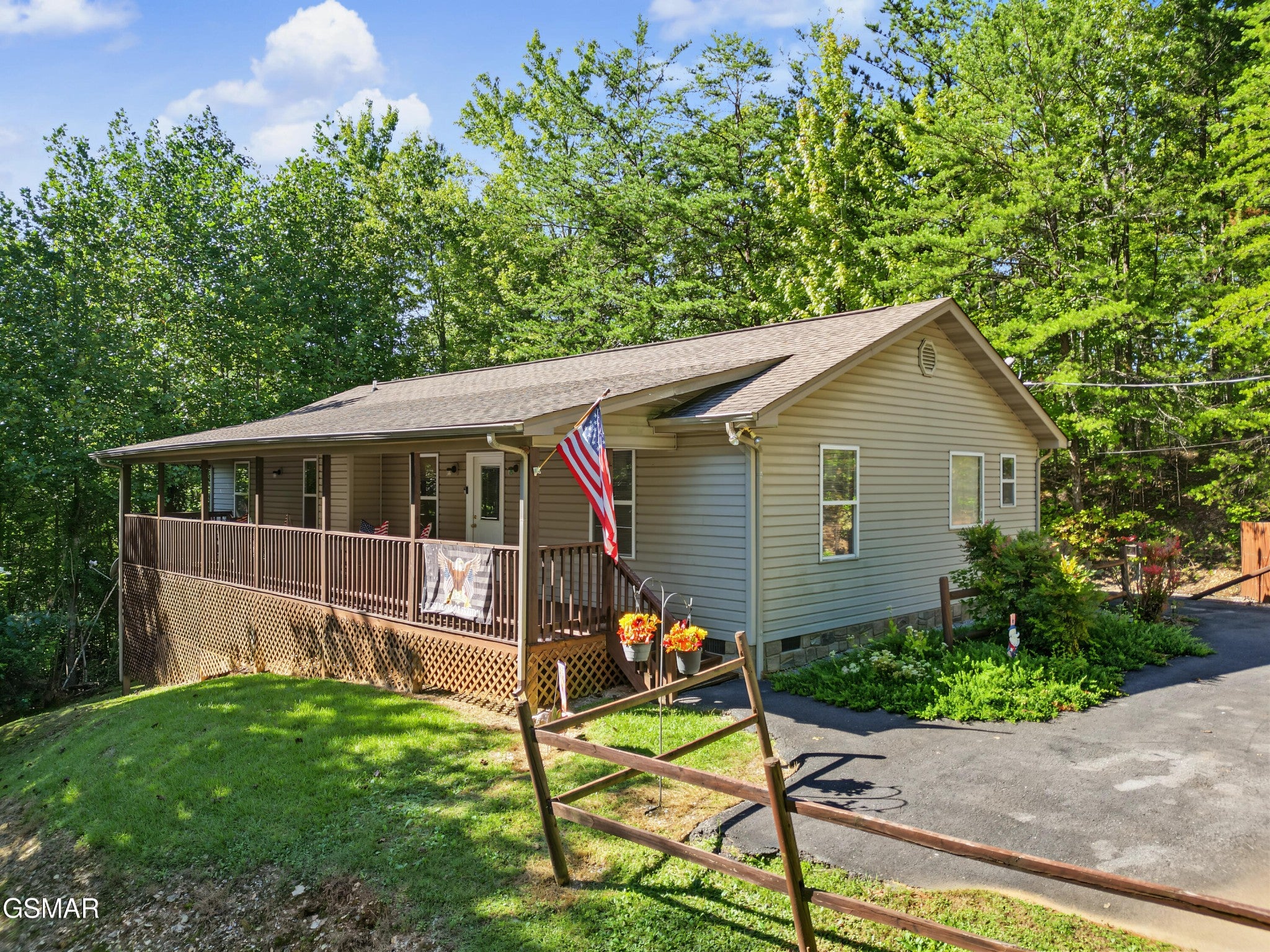 1533 Honey Bee Cove Way