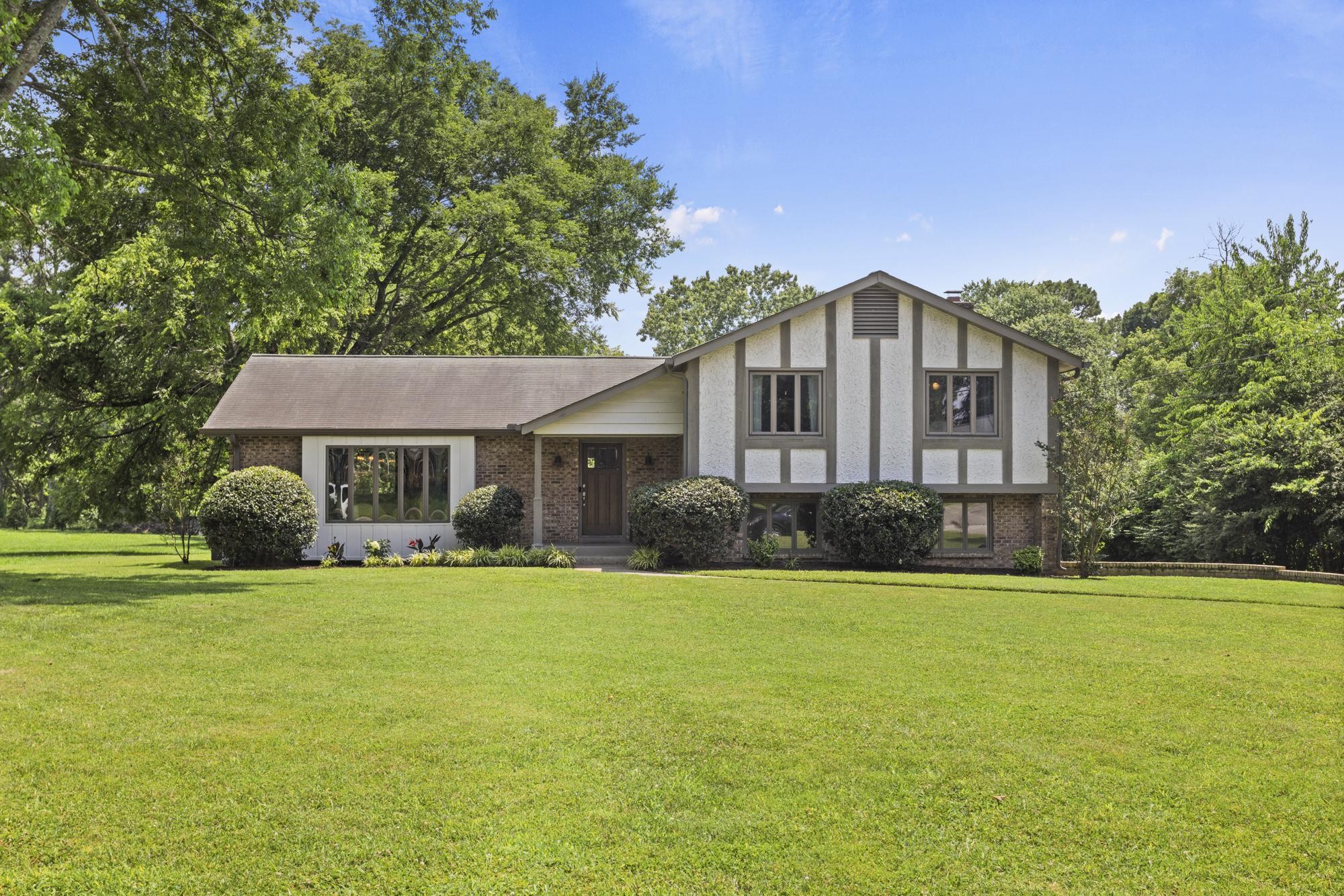 212 Montchanin Dr