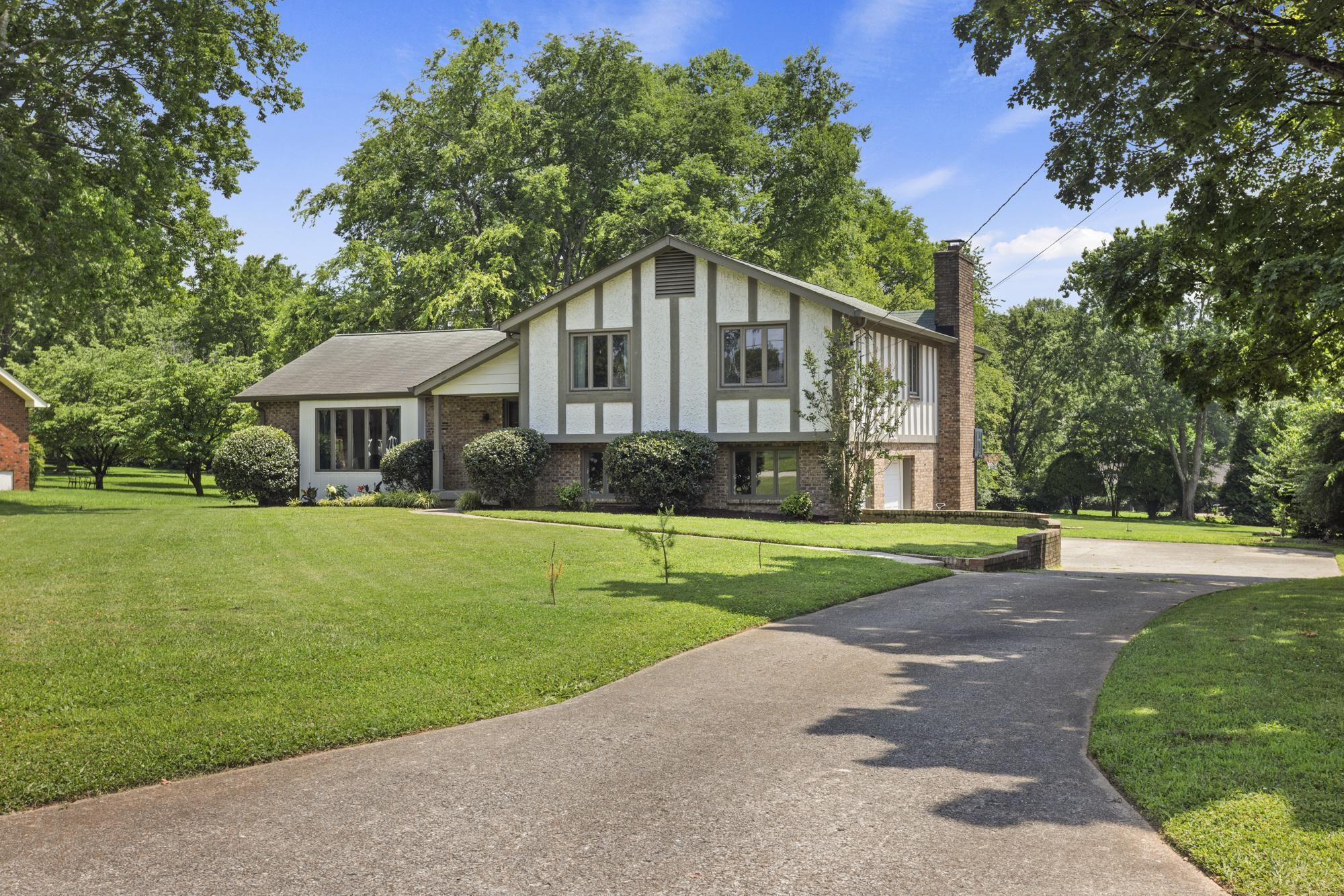 212 Montchanin Dr