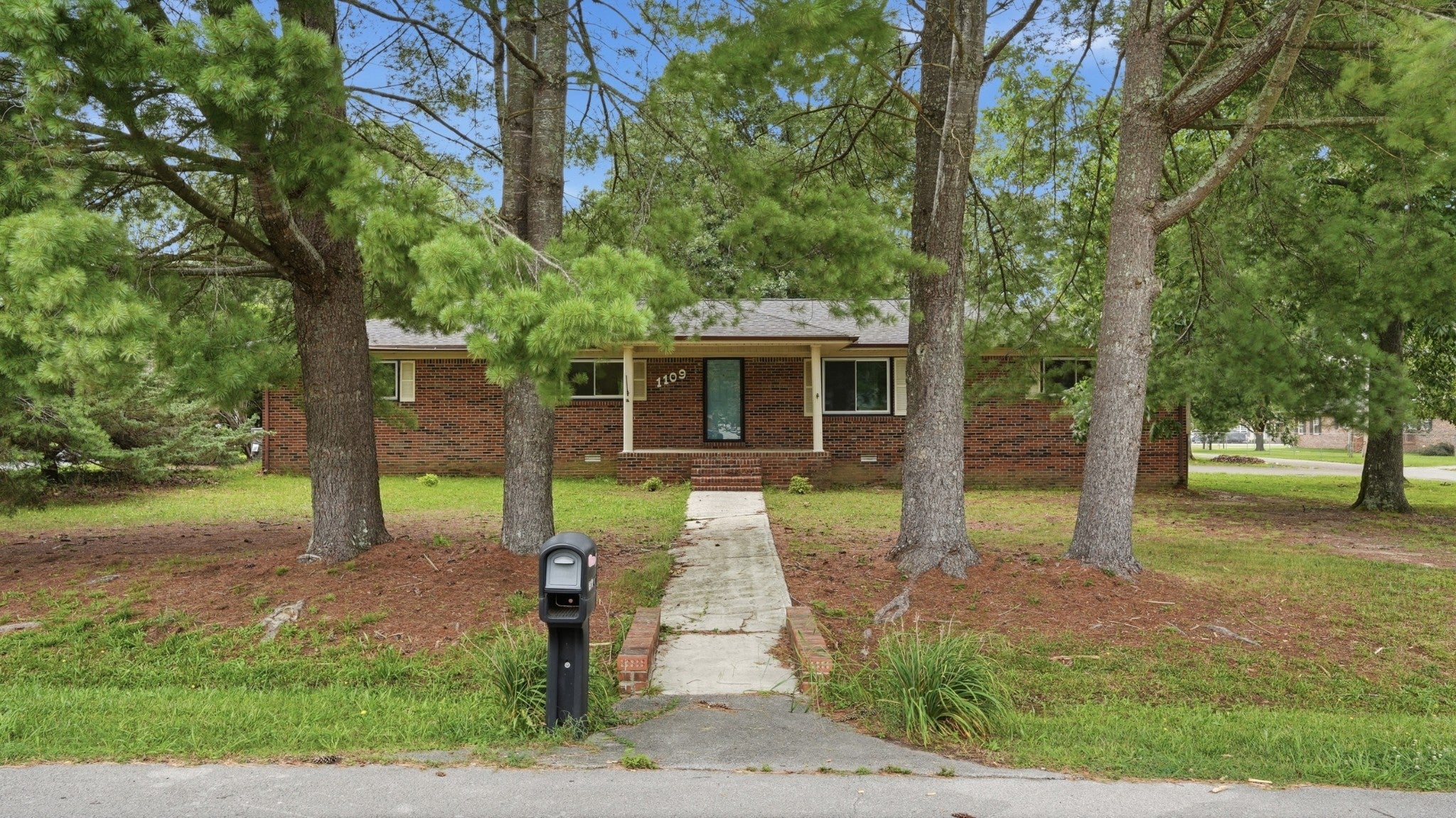 1109 McMahan St