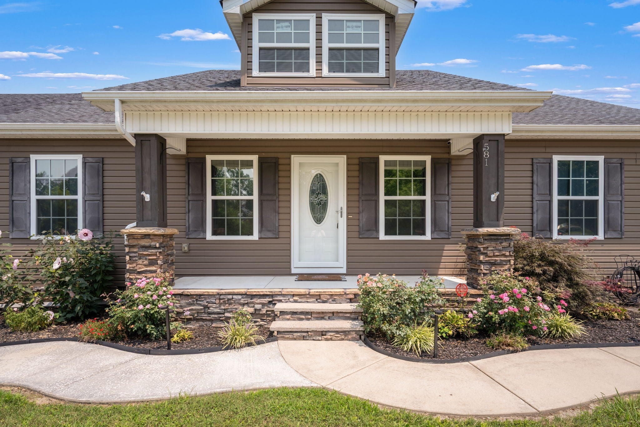 581 Oakwood Ln