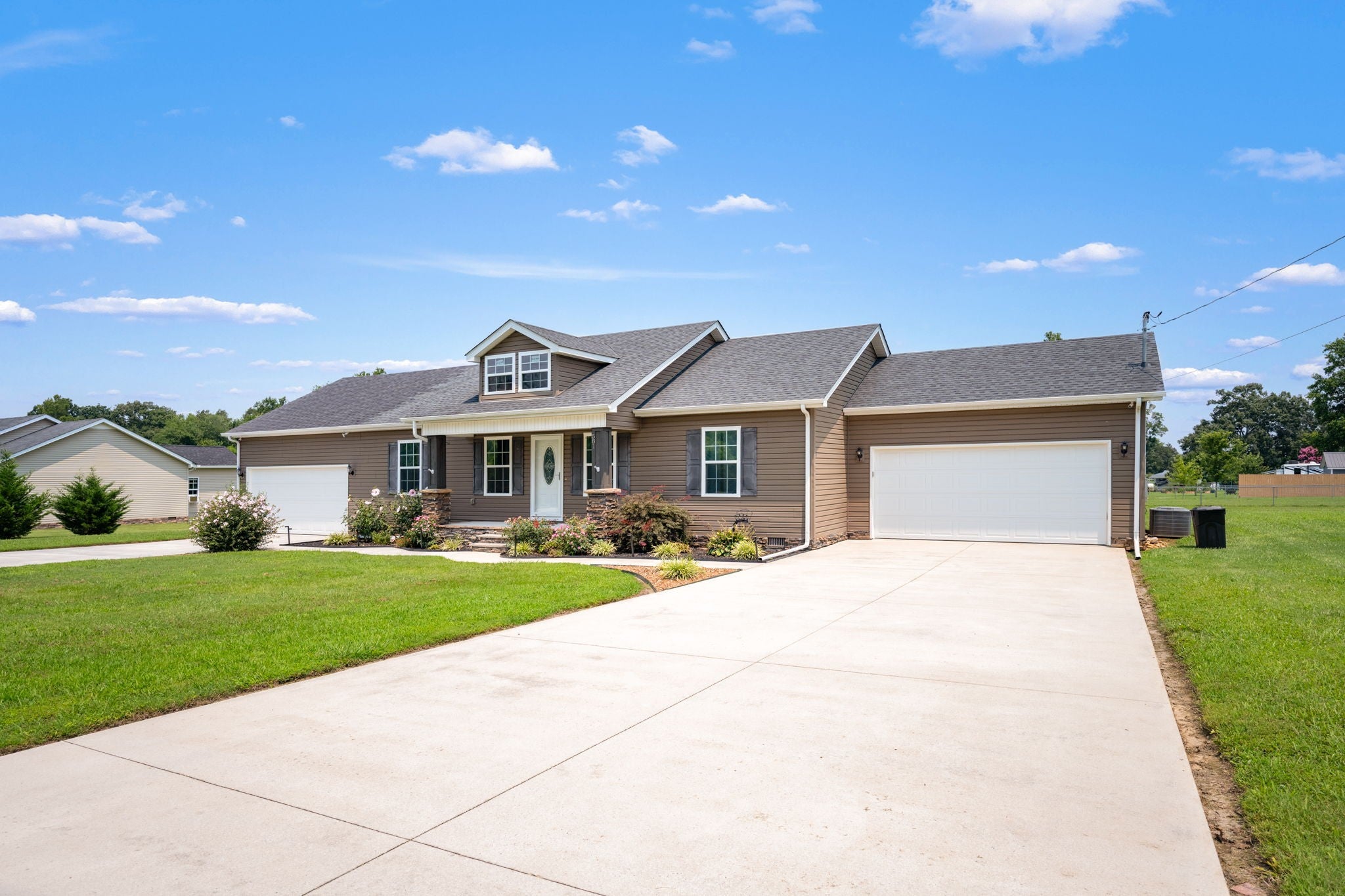 581 Oakwood Ln