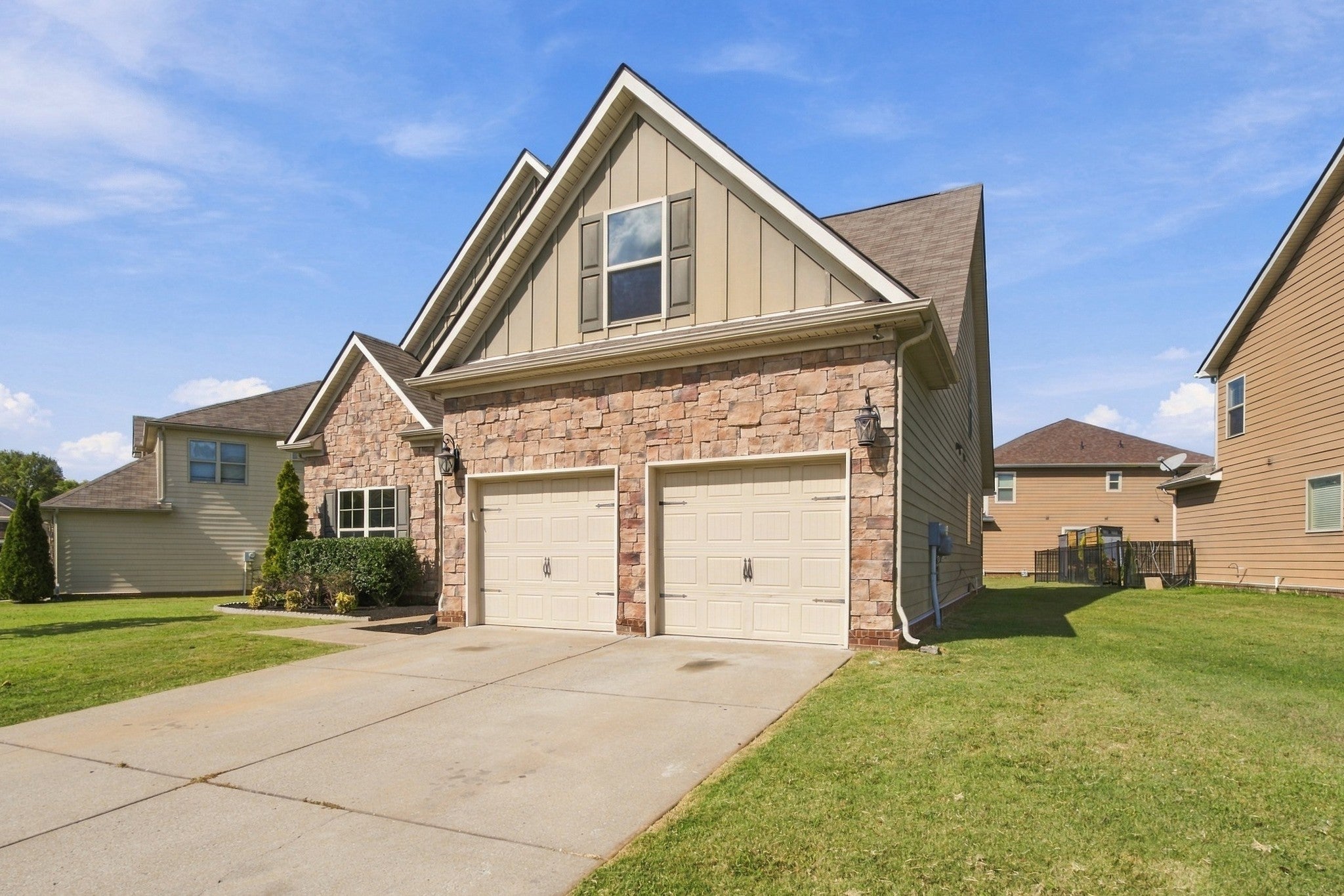 923 Lunette Dr