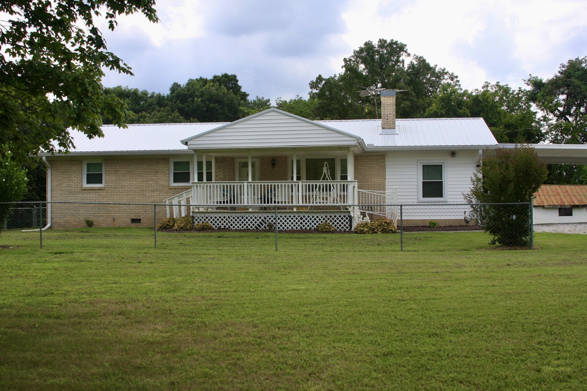 2025 Linda Ln