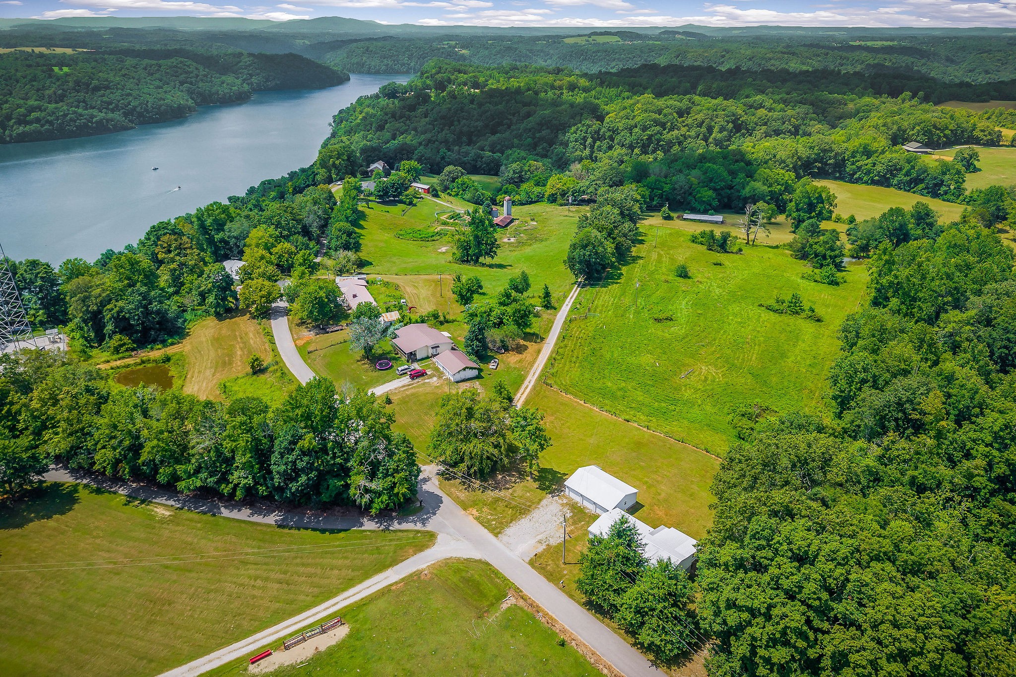 572 Lakeside Rd